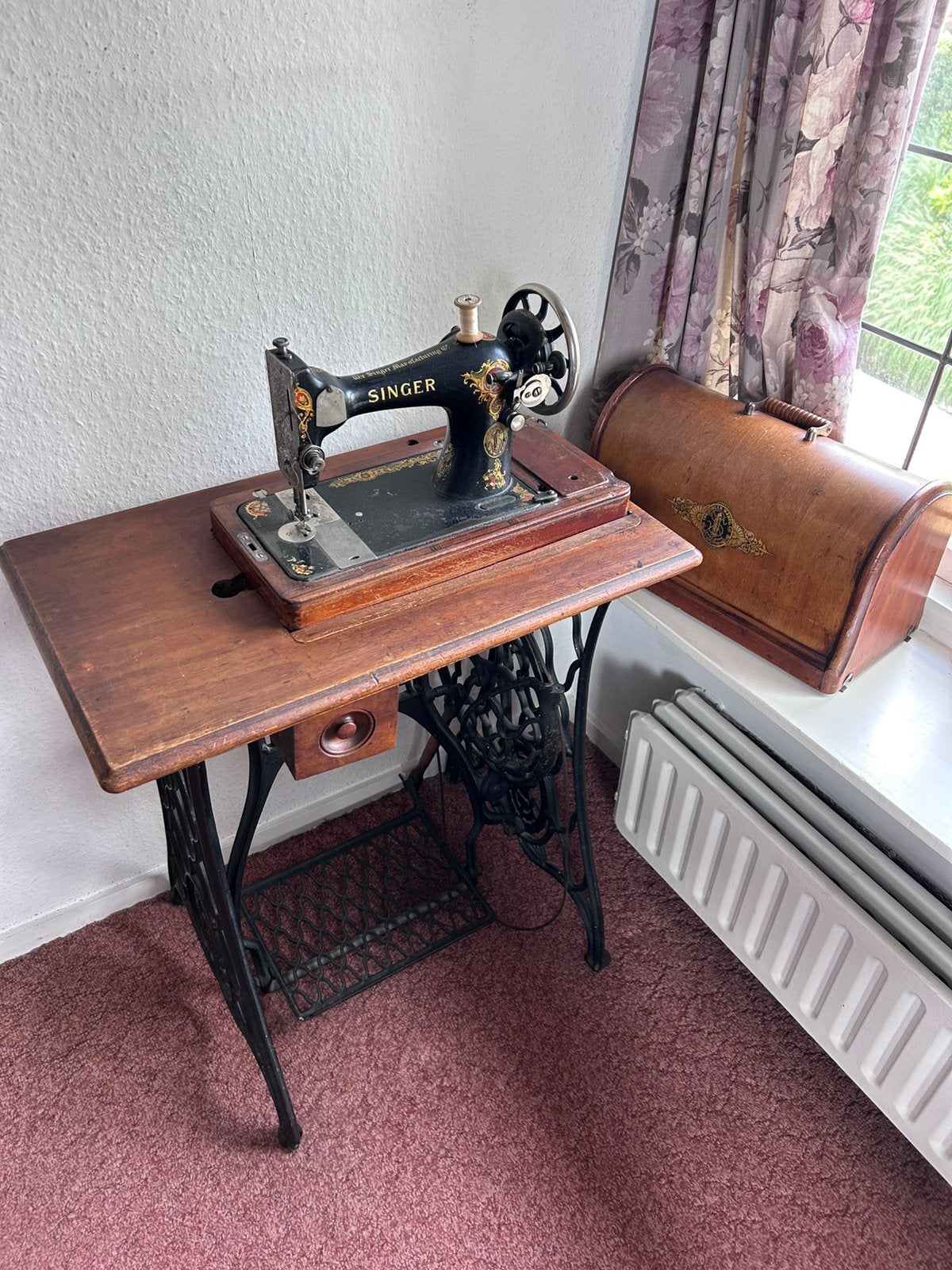 Antieke naaimachine van Singer, Ophalen