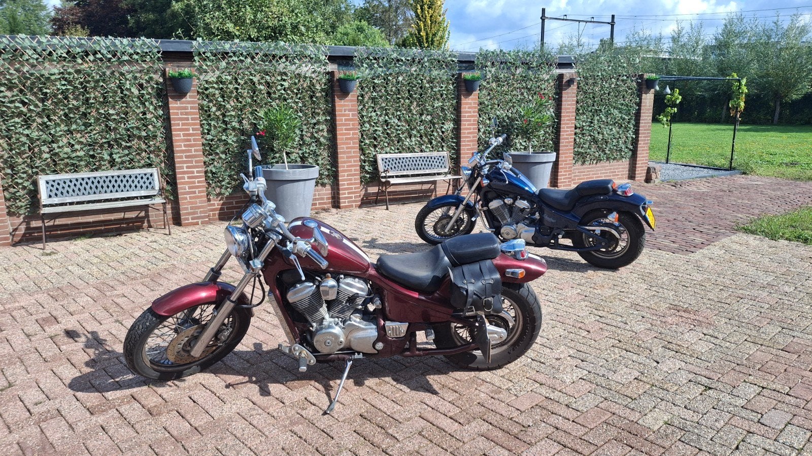 2x Honda Shadow VT600 in rood en blauw, Chopper, Gebruikt, Particulier, Handgeschakeld