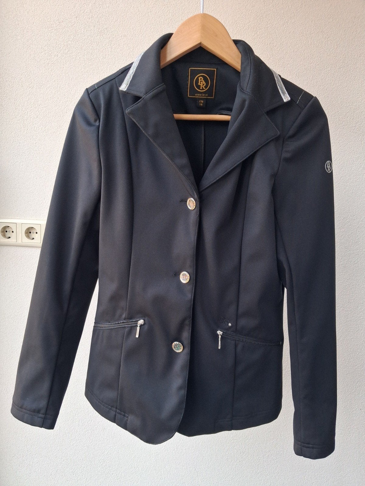 BR Wedstrijdjasje Maat 176 (valt als S) - Zo goed als nieuw, Ophalen