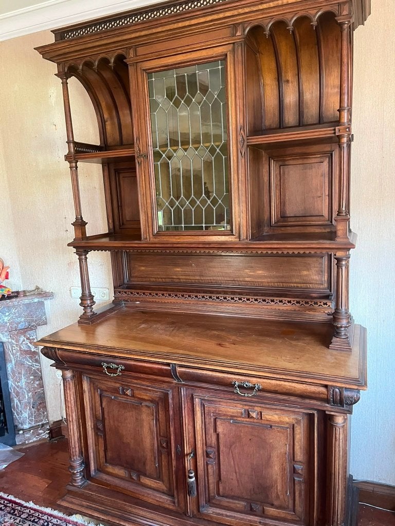 Kapelkast noten hout.   Bieden, Ophalen