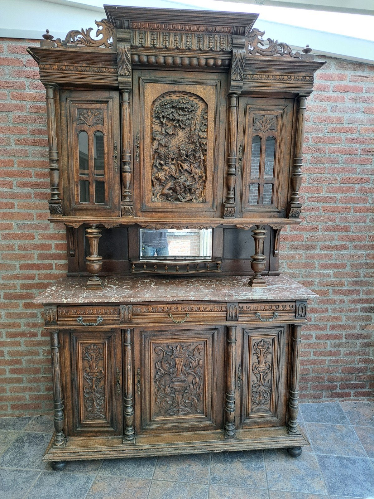 Antieke kast met marmeren blad en houtsnijwerk, Ophalen