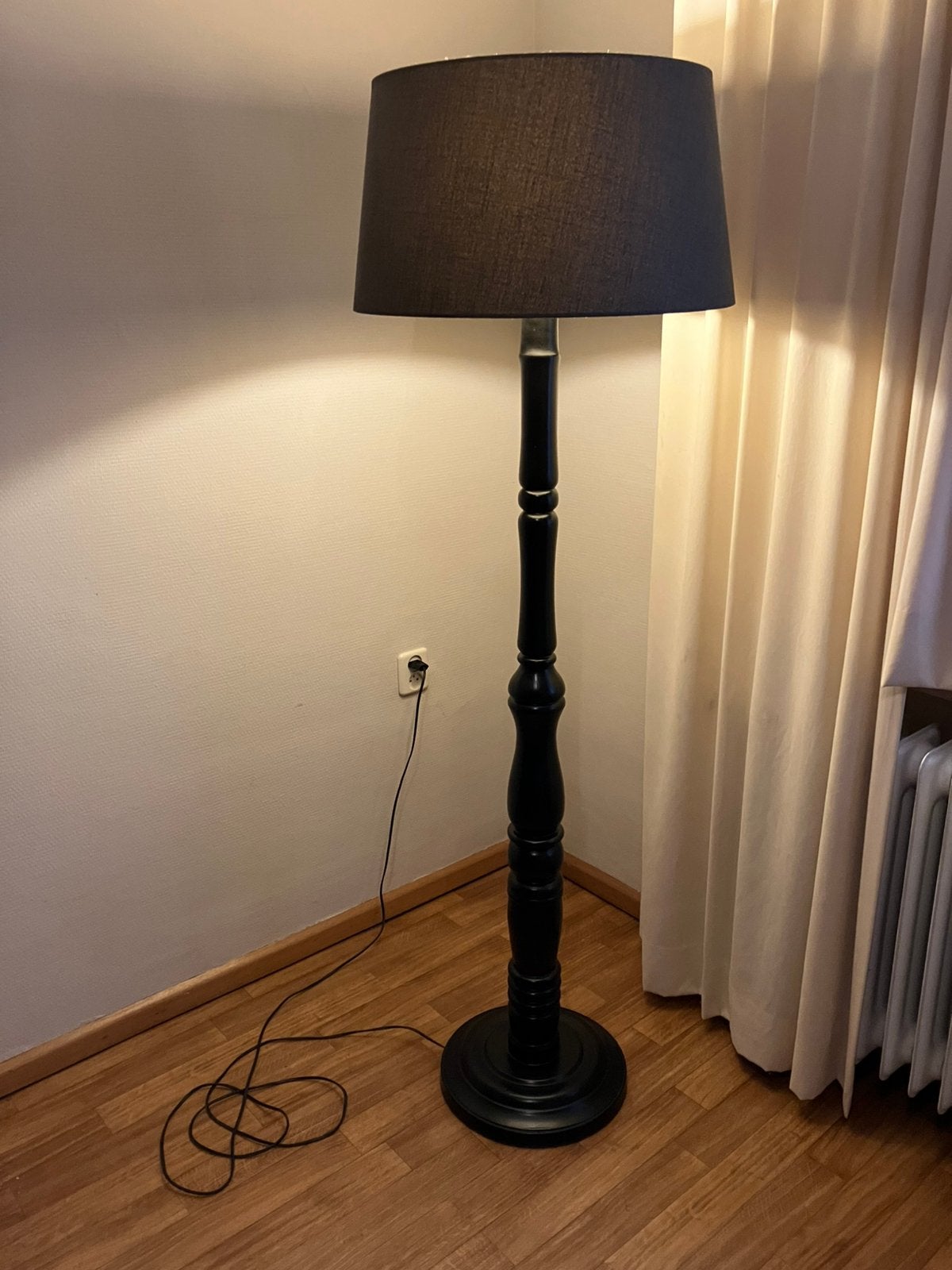 Landelijke zwarte vloerlamp met grijze kap, Ophalen, 150 tot 200 cm, Hout, Landelijk