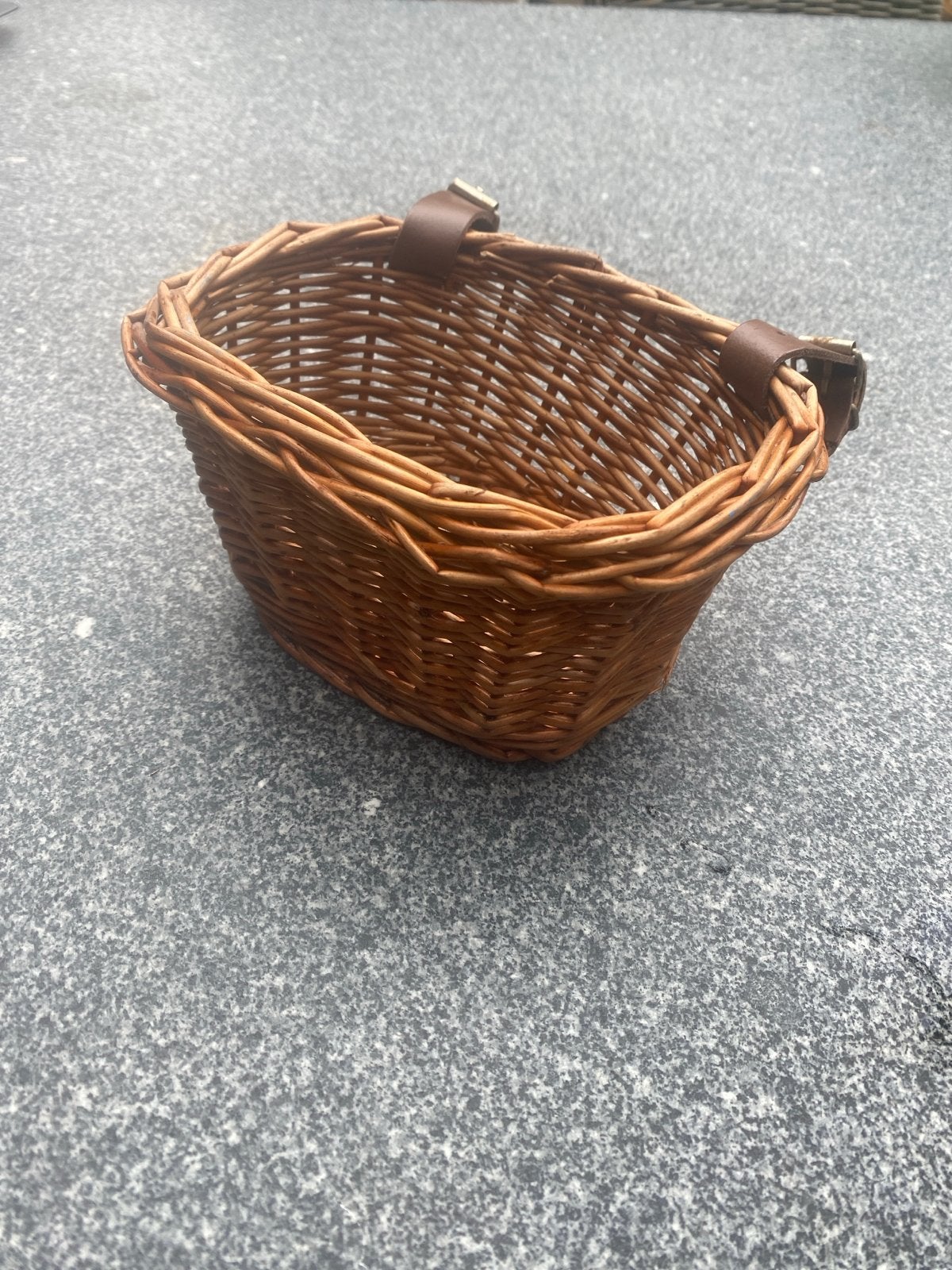 Klein rieten fietsmandje met leren riempjes, Ophalen of Verzenden, Gebruikt, Stuurbevestiging
