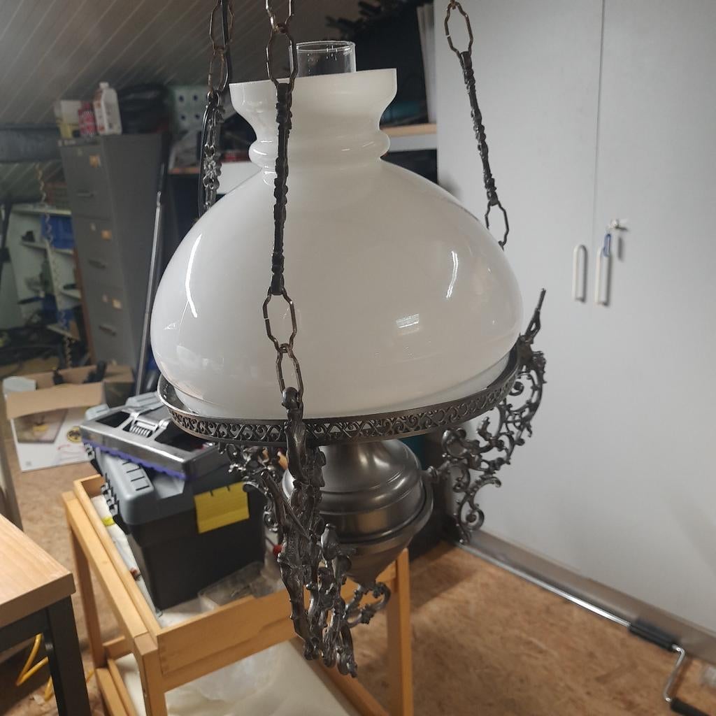 Antieke tinnen hangolielamp op 220v met melkglas kap, Ophalen
