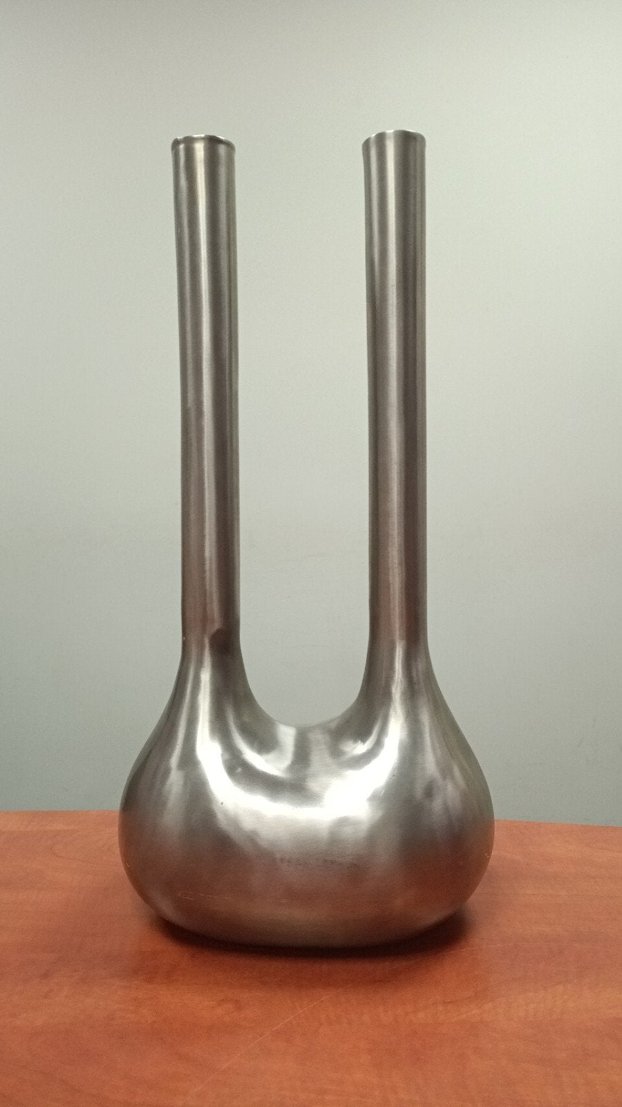 Moderne metalen vaas met dubbele hals HG nuenen, Ophalen