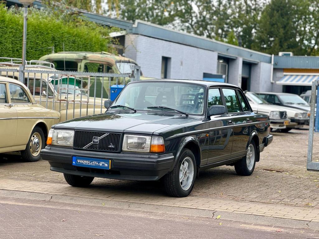 Volvo 240 2.3 DL Turbo velgen, trekhaak, handbak nette staat, Auto's, Gebruikt, 4 cilinders, 4 stoelen, Origineel Nederlands