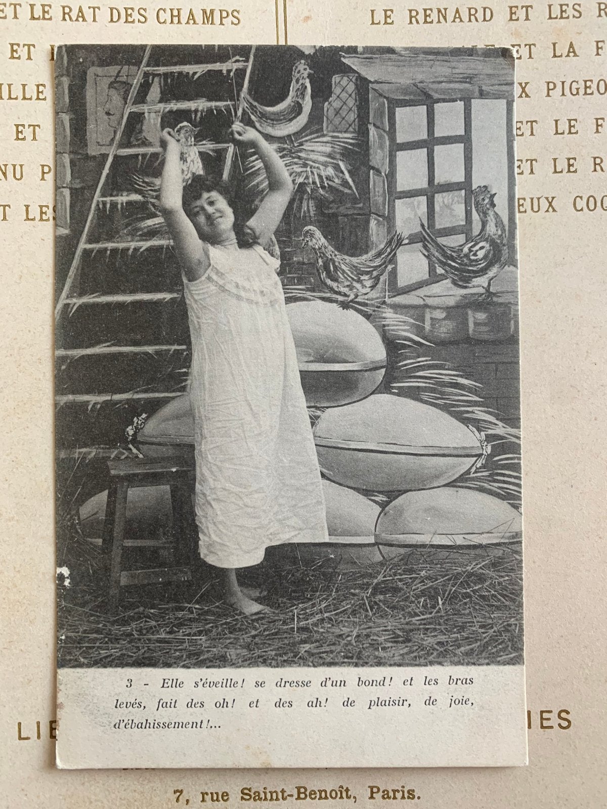 Pasen - Dame in nachthemd in kippenstal (LE), Ophalen of Verzenden, Voor 1920, Ongelopen, Feest(dag)