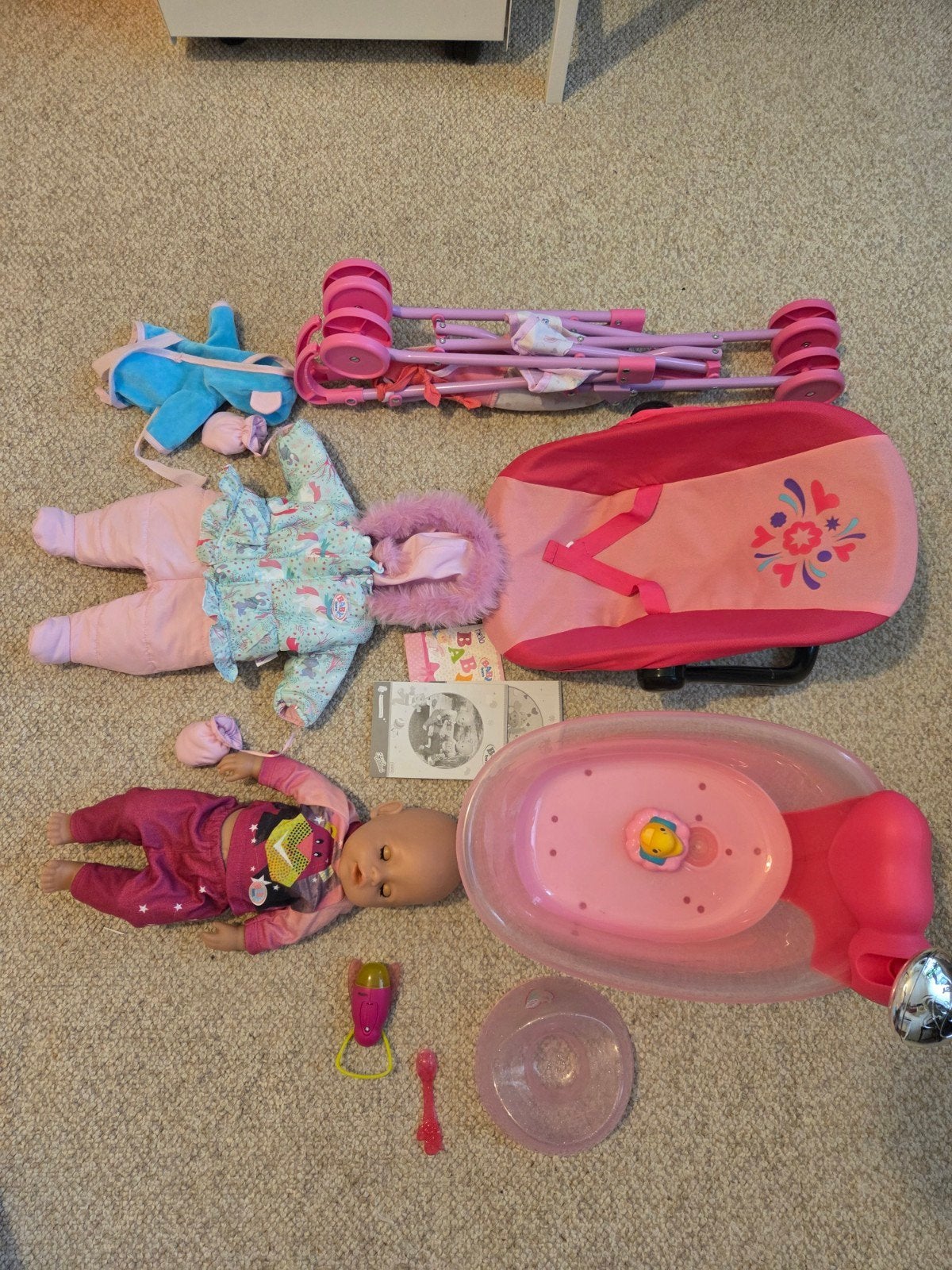 Baby Born pop met accessoires: badje, wandelwagen, kleding, Kinderen en Baby's, Speelgoed | Poppen, Ophalen of Verzenden, Zo goed als nieuw