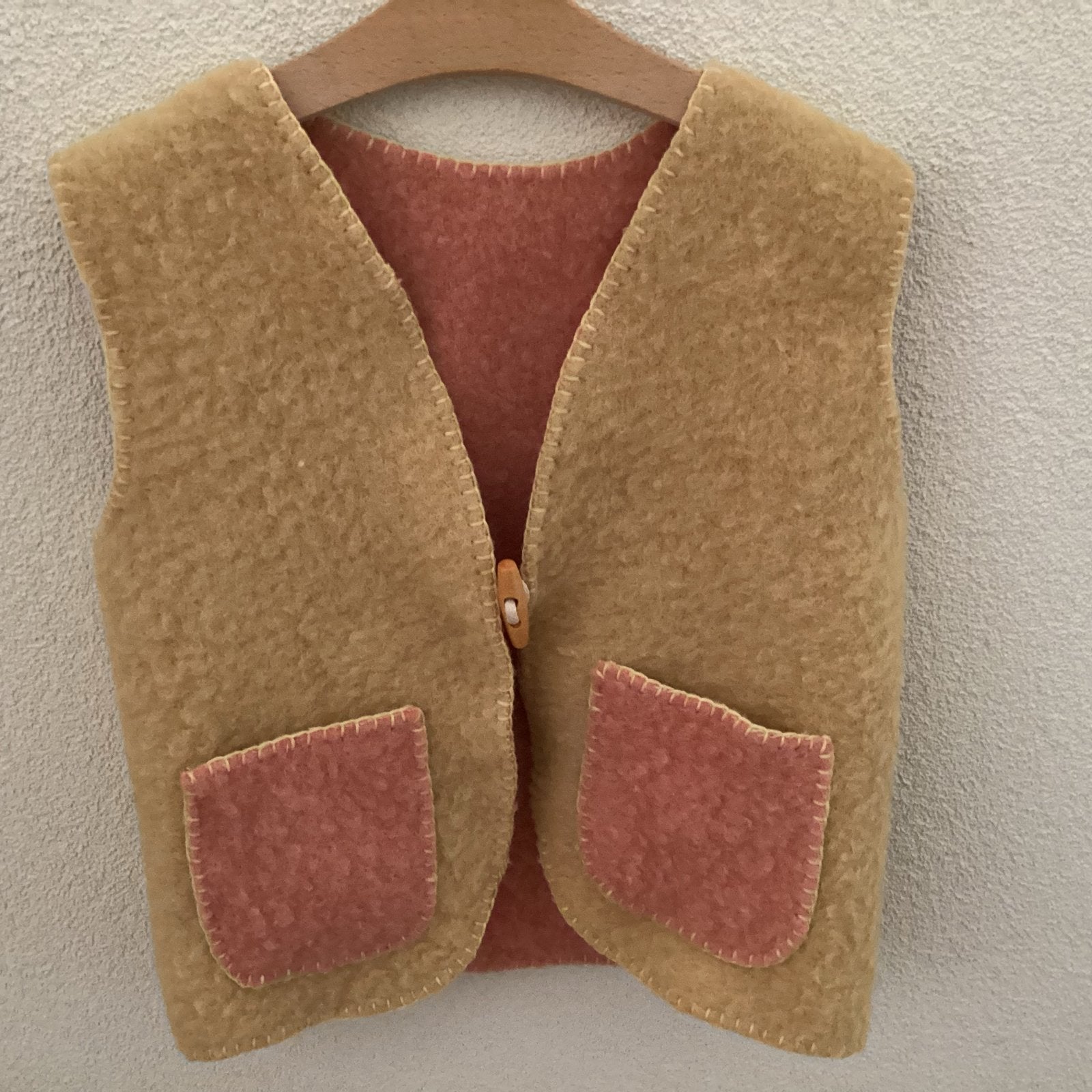 Duurzaam nieuw gerecycled wollen vestje - Maat 110/116, Kinderen en Baby's, Ophalen of Verzenden, Nieuw, Jongen of Meisje, Trui of Vest