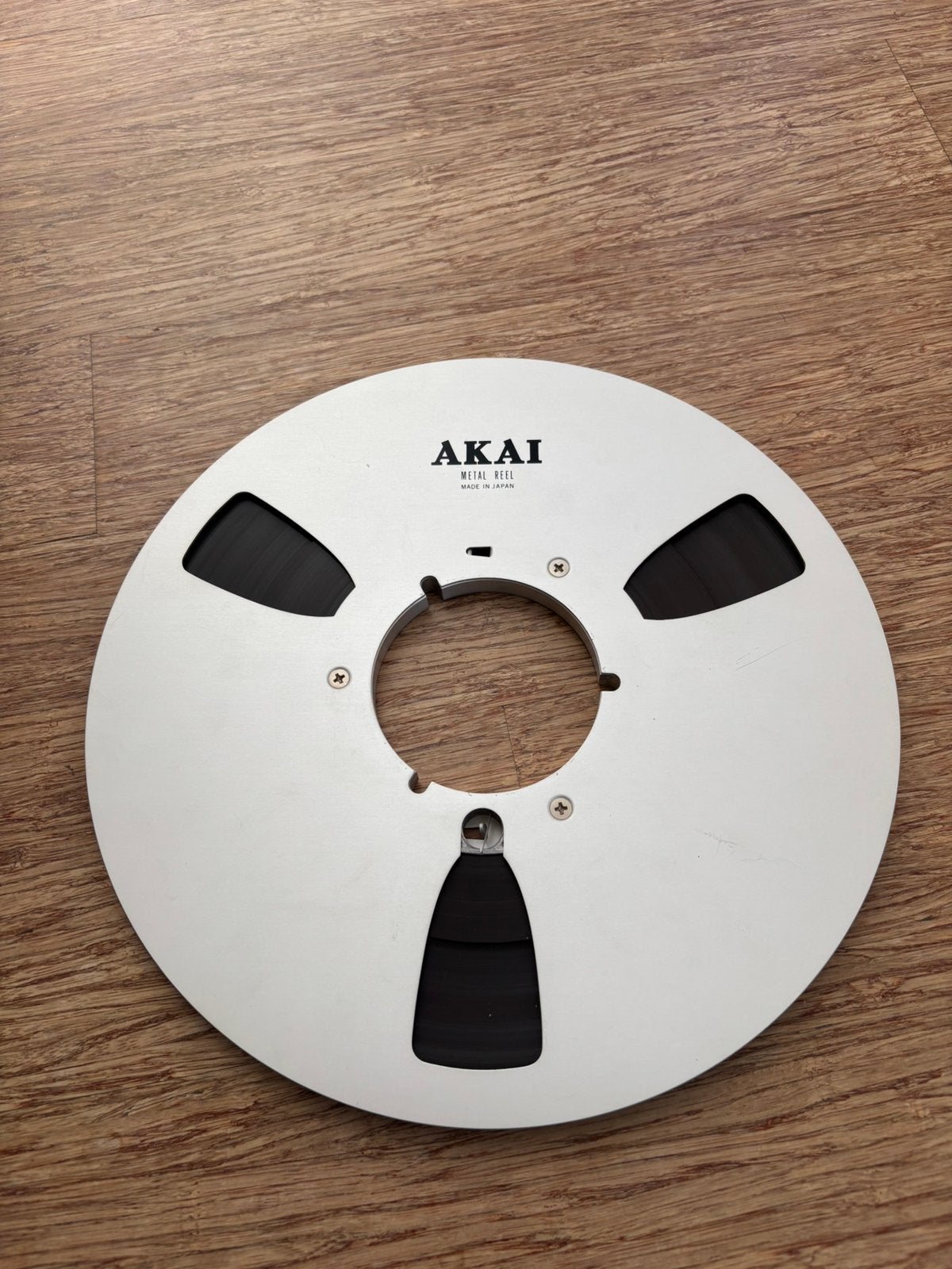 Te koop : Akai metal reel (spoel ) 26 cm nette staat., Ophalen, Bandrecorder
