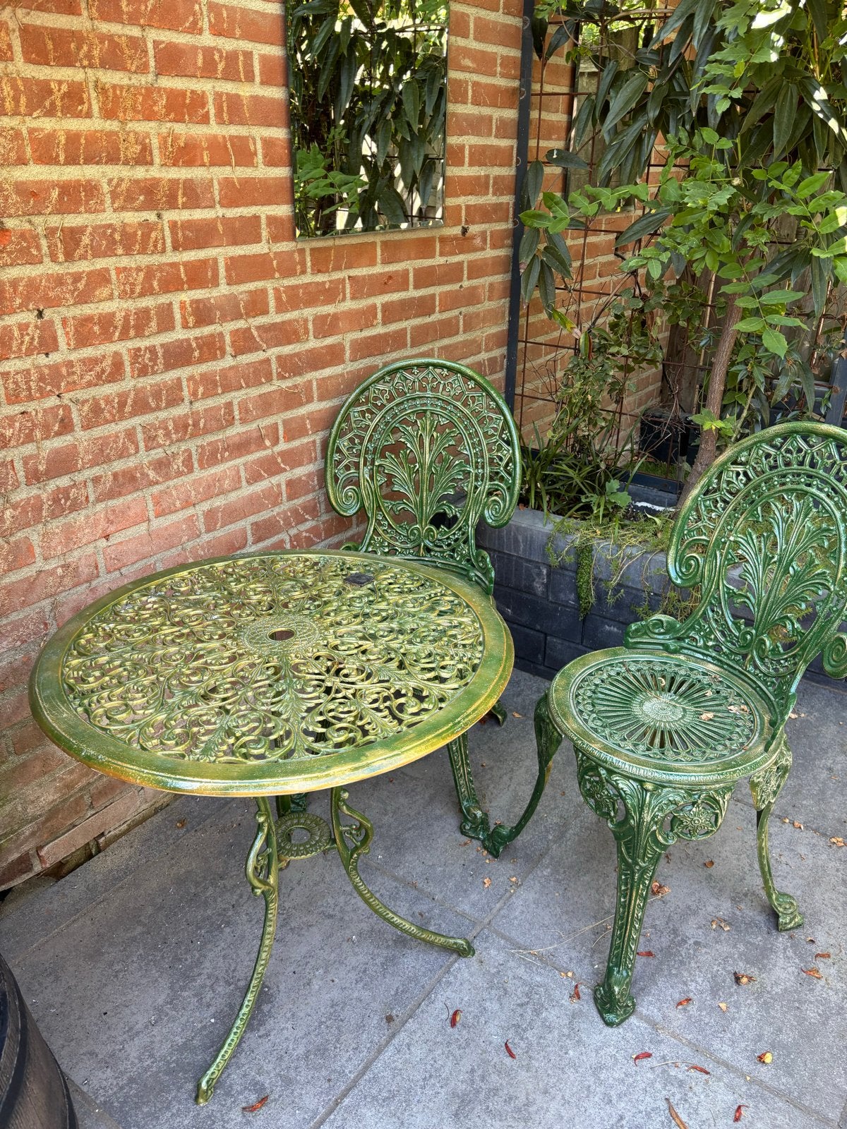 Antieke gietijzeren bistro set - 2 stoelen en tafel, Overige materialen, Eettafel, Zo goed als nieuw, Tuinset