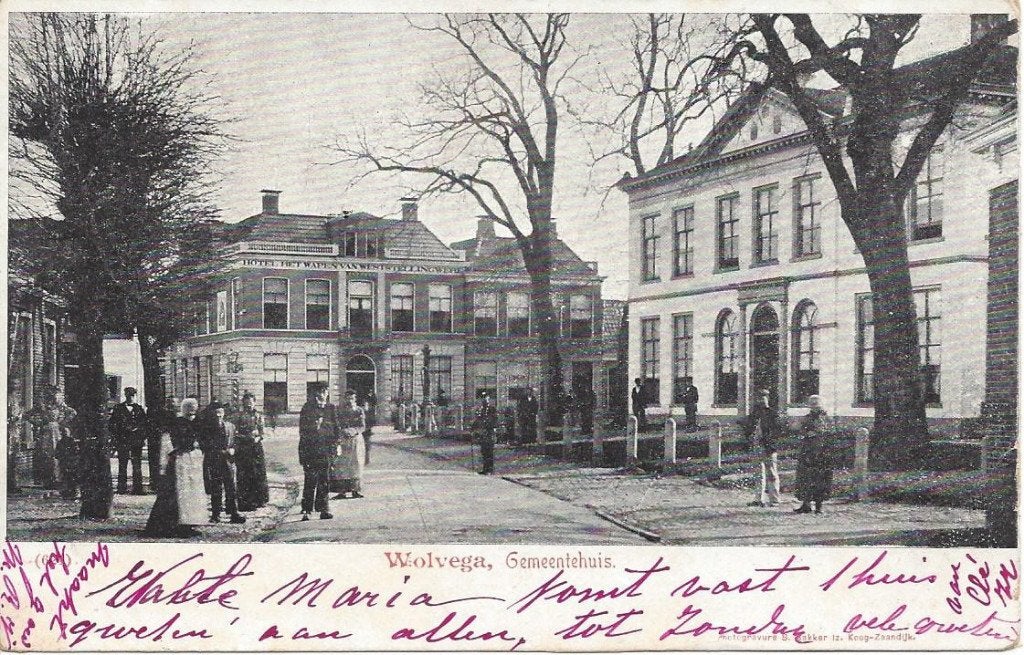 Wolvega (Frl.) Dorpskern met Volk en Gemeentehuis, gel. 1901, Ophalen of Verzenden, Voor 1920, Gelopen, Friesland