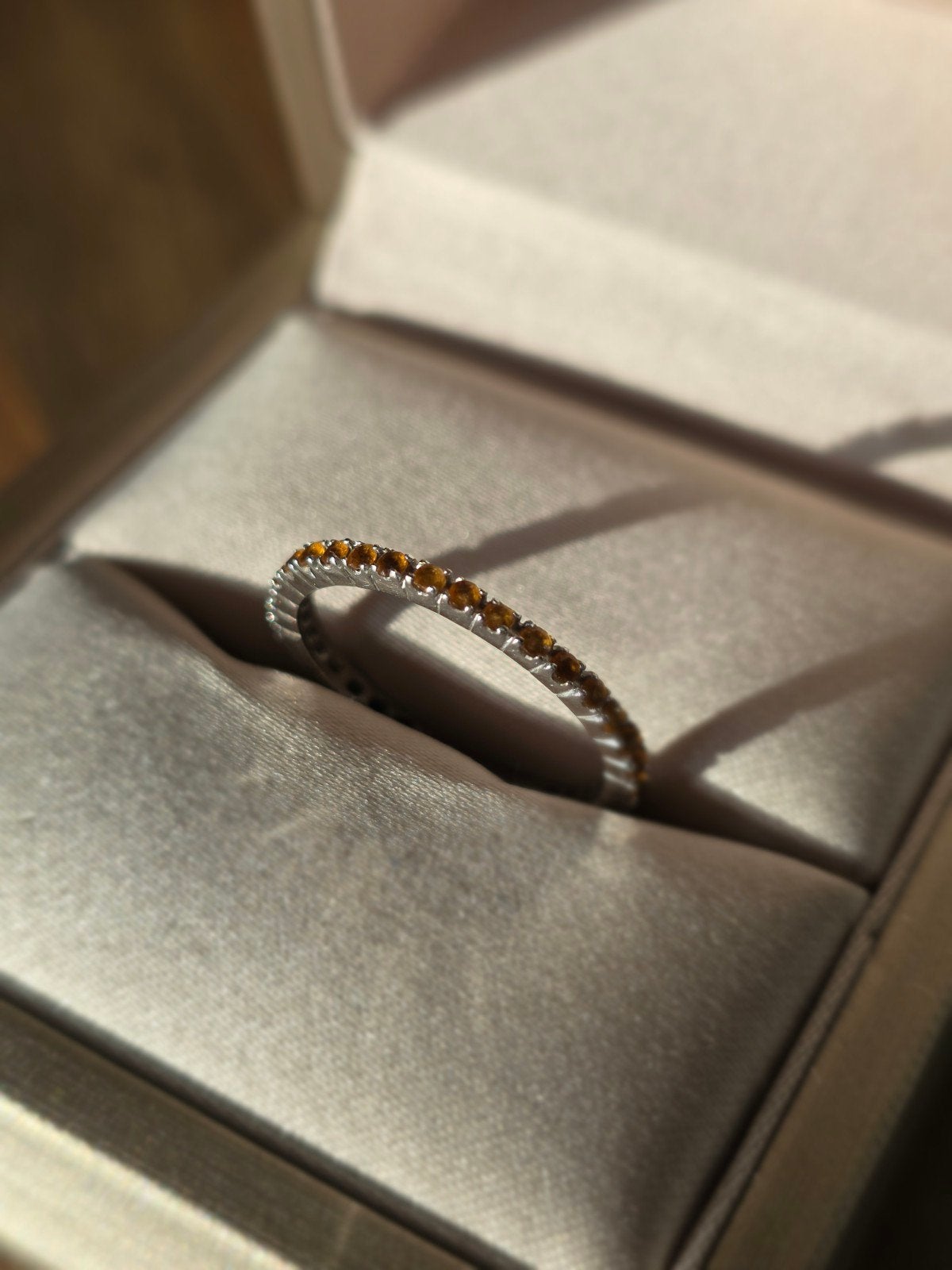 14k Witgouden Eternity Ring met Citrien (Maat 7.25 / 17.5 mm, Ophalen, Zo goed als nieuw, 17 tot 18, Met edelsteen