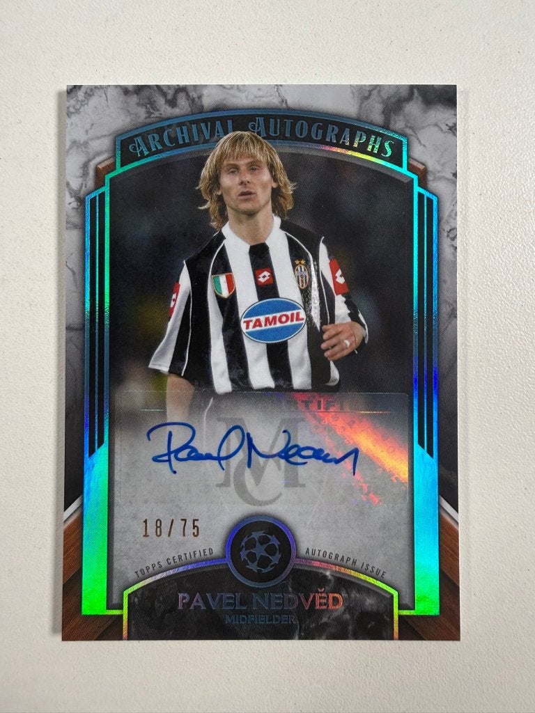 Pavel Nedved /75 Auto Topps Museum 2022-23, Ophalen of Verzenden, Nieuw, Buitenlandse clubs, Poster, Plaatje of Sticker