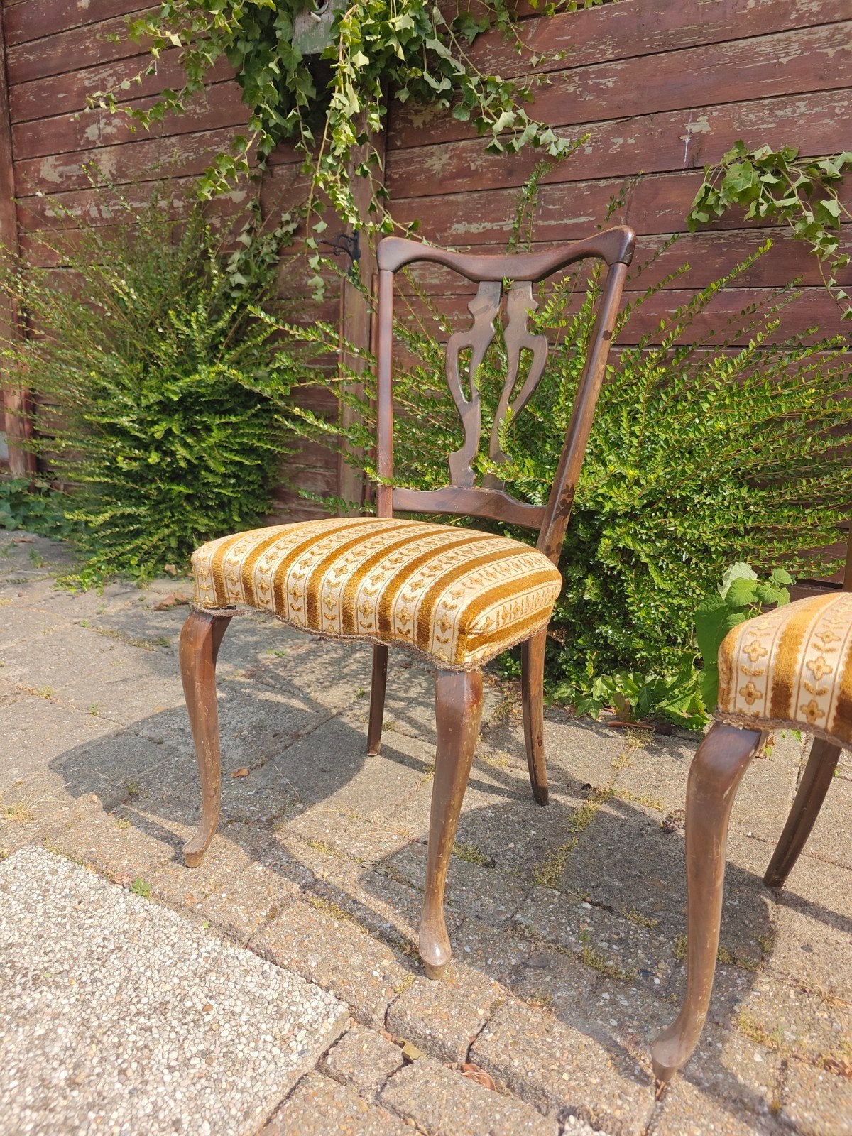 Antieke stoel met gestreepte bekleding, Ophalen