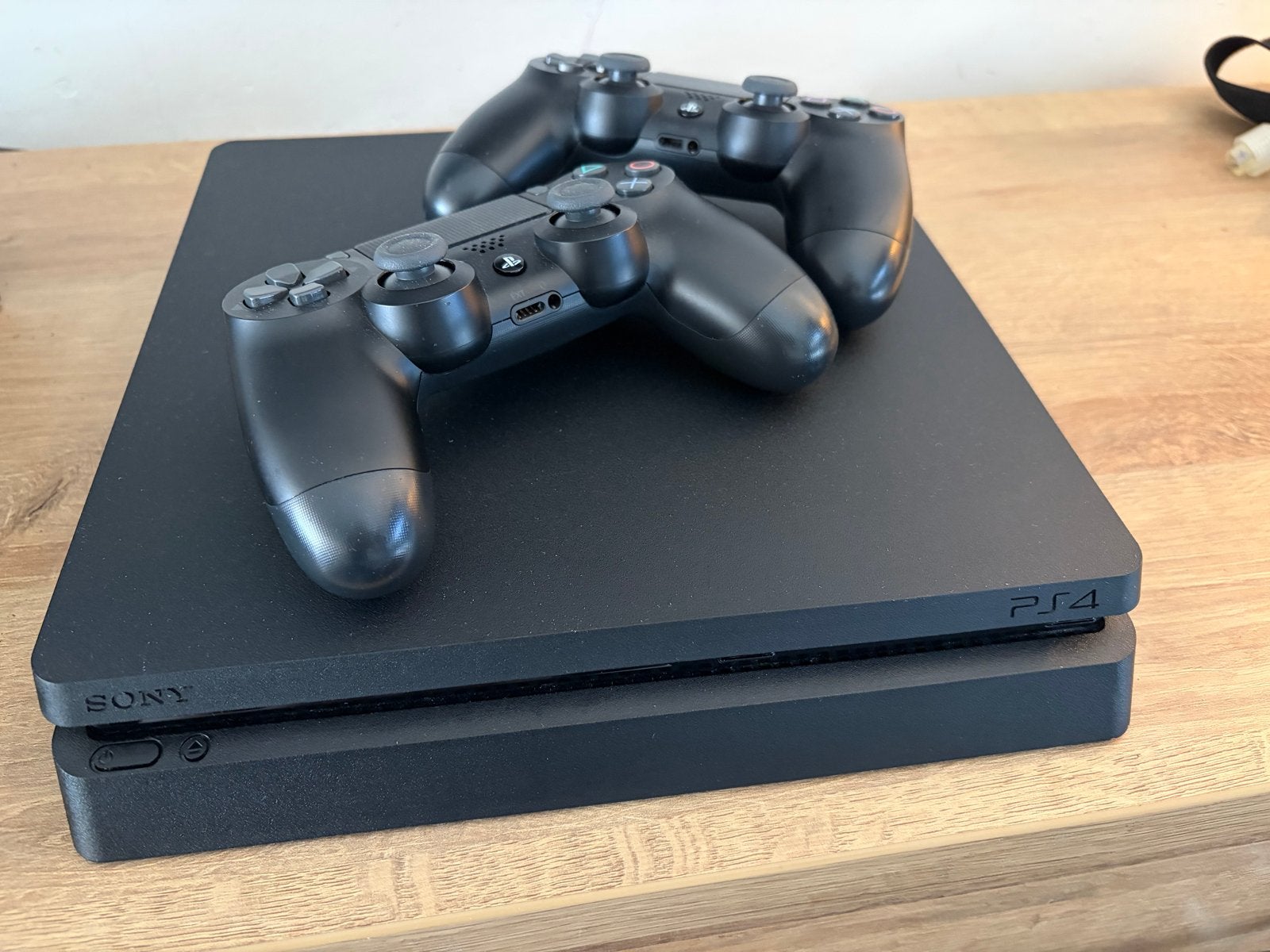 PlayStation 4 1TB met twee controllers, Ophalen, Gebruikt, Met 2 controllers, 1 TB