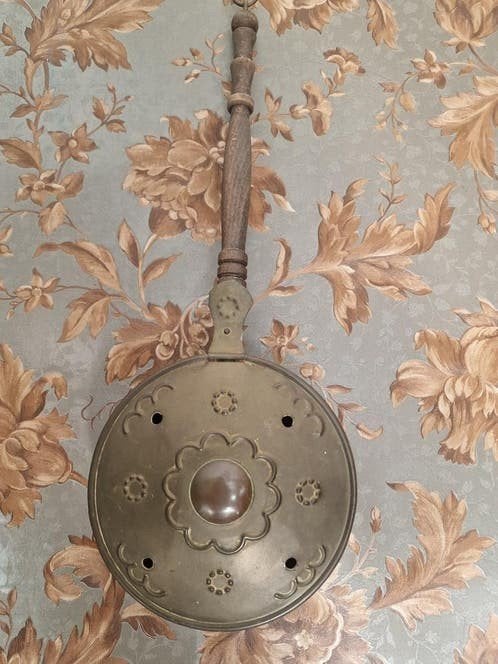 Antieke koperen beddenpan met houten steel, Ophalen of Verzenden