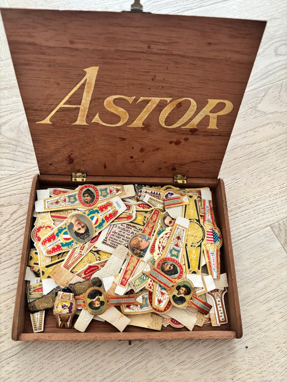 Vintage sigarenbandjes collectie in Astor houten doos, Ophalen of Verzenden, Gebruikt