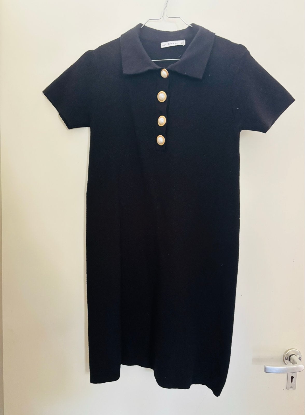 Zwarte Zara Knit jurk met gouden knopen, maat M, Kleding | Dames, Maat 38/40 (M), Zwart, Ophalen of Verzenden, Zo goed als nieuw