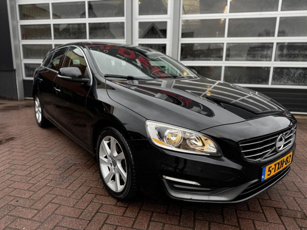 Volvo V60  T3 MOMENTUM AUTOMAAT / NAVI / CRUISE / CV / LM /, Auto's, Gebruikt, 4 cilinders, 150 pk, Zwart
