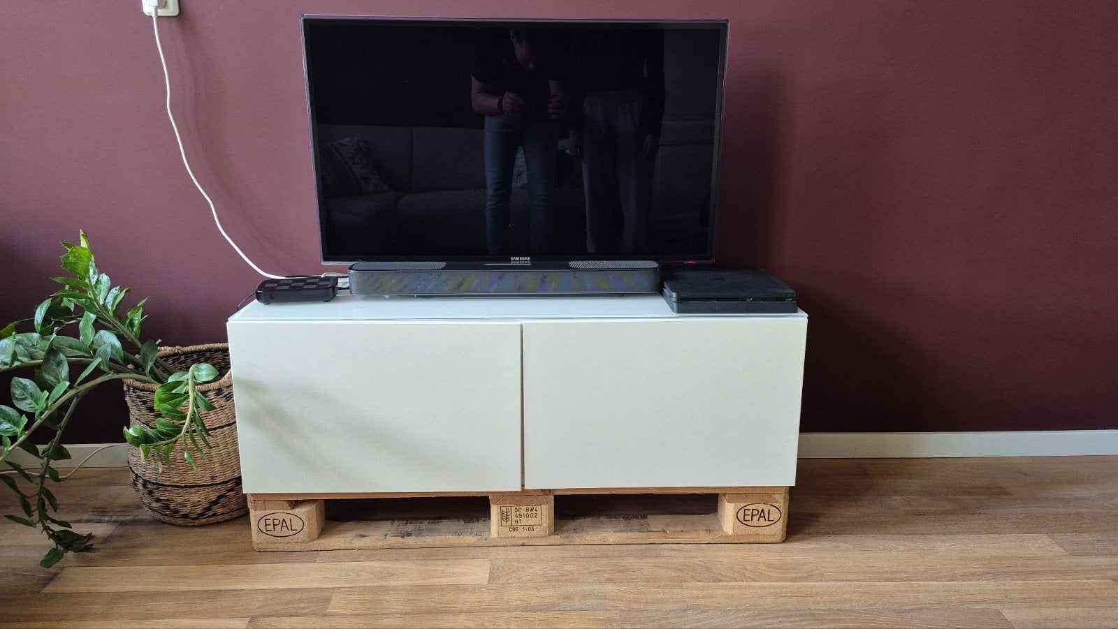 TV-kast met pallet onderstel, Ophalen of Verzenden, 25 tot 50 cm, Minder dan 100 cm