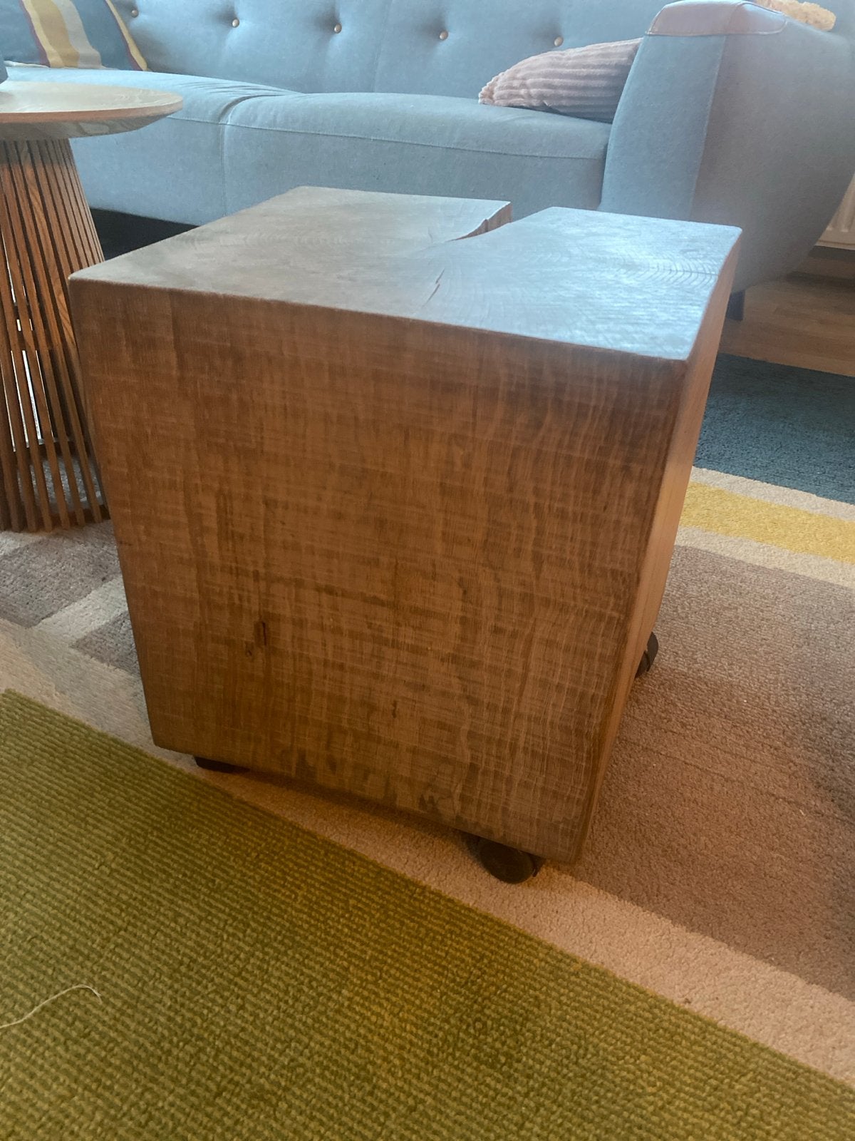 Massief houten bijzettafel op wieltjes, Ophalen, Minder dan 45 cm, Minder dan 55 cm, Gebruikt