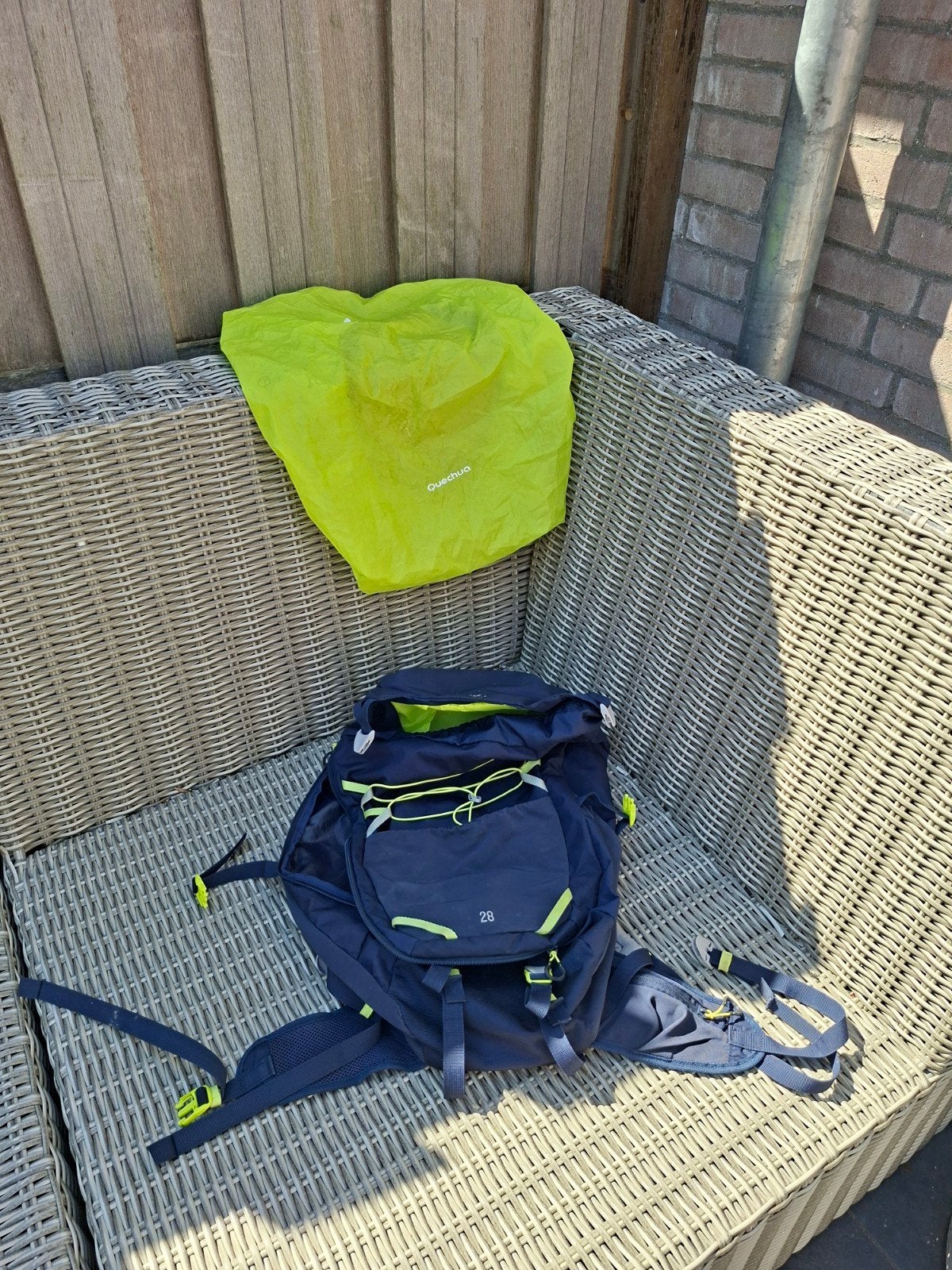 Decathlon Quecha wandelrugtas 28 liter met regenhoes, Ophalen of Verzenden, Gebruikt, Rugzak