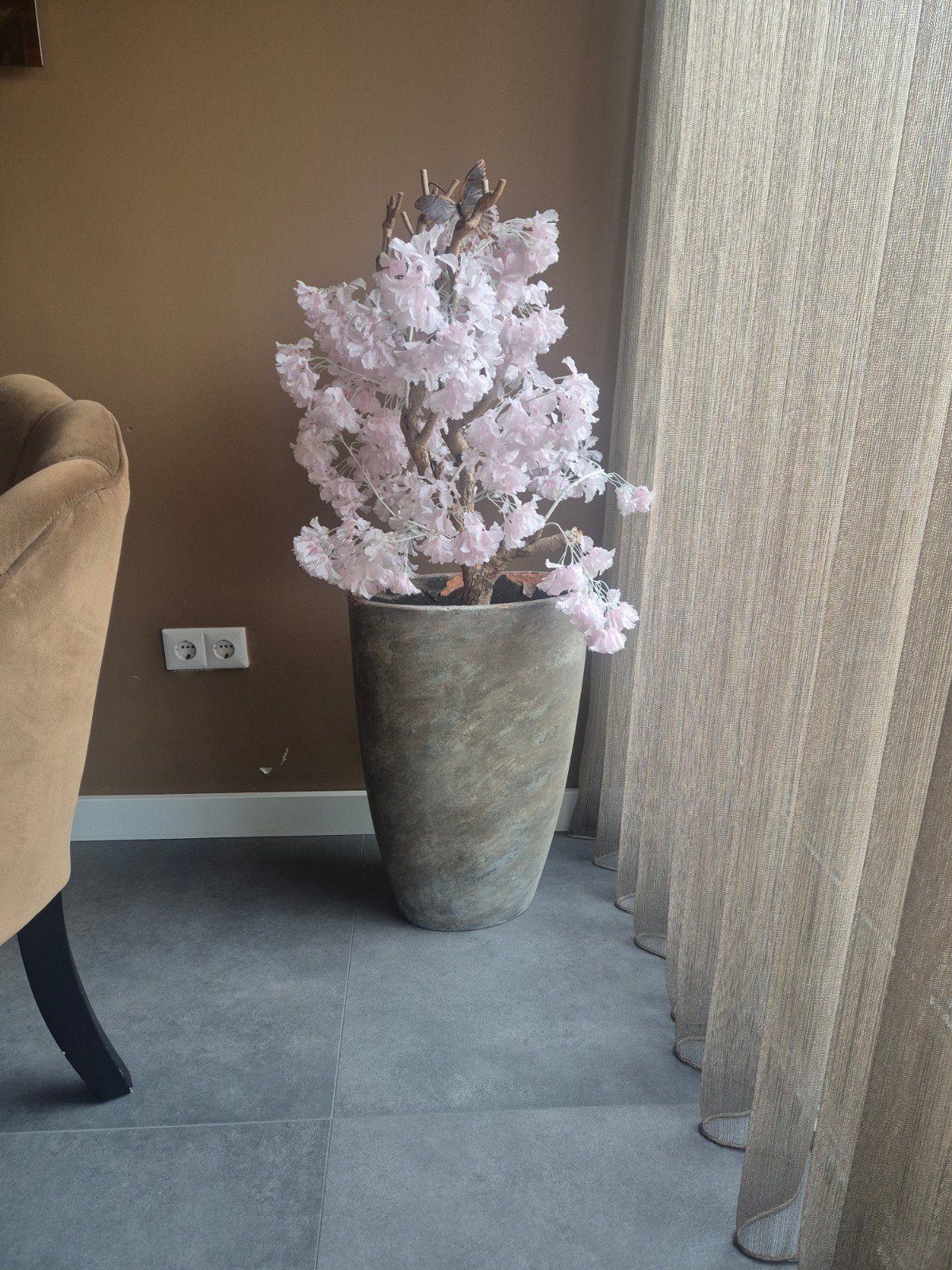 Grijze vaas met kunst bloemen, Ophalen of Verzenden