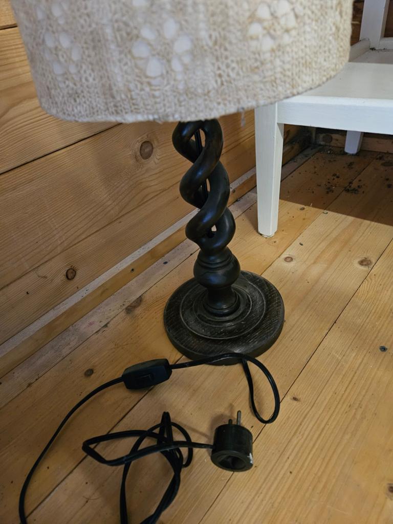Oude lamp met gedraaide houten poot met oude stekker., Ophalen of Verzenden, Gebruikt