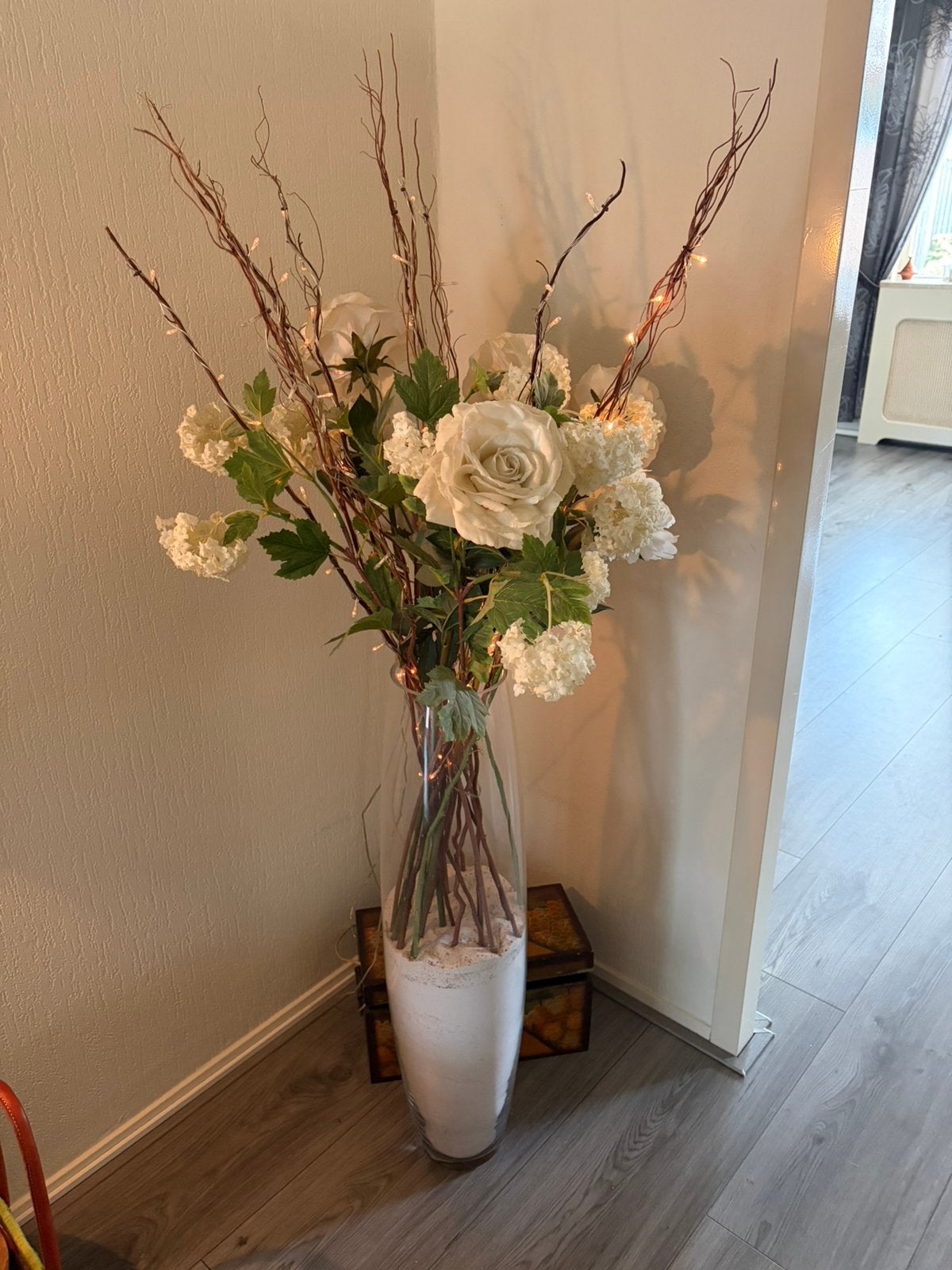 Glazen vaas met zand en droogboeket en licht, Huis en Inrichting, Woonaccessoires | Droogbloemen, Ophalen, Zo goed als nieuw