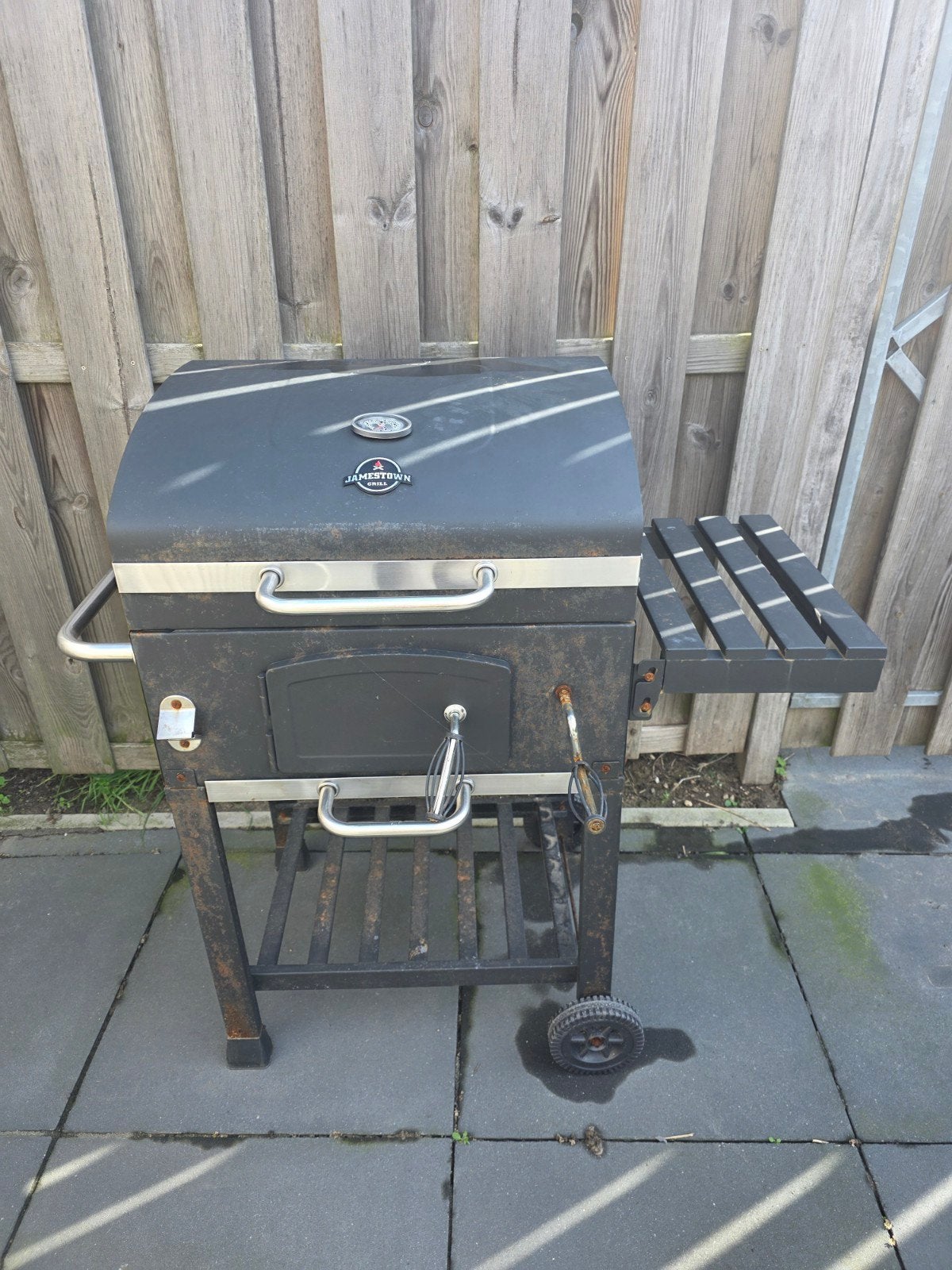 Japseren Houtskool BBQ met zijtafel en wielen, Ophalen, Gebruikt, Japseren