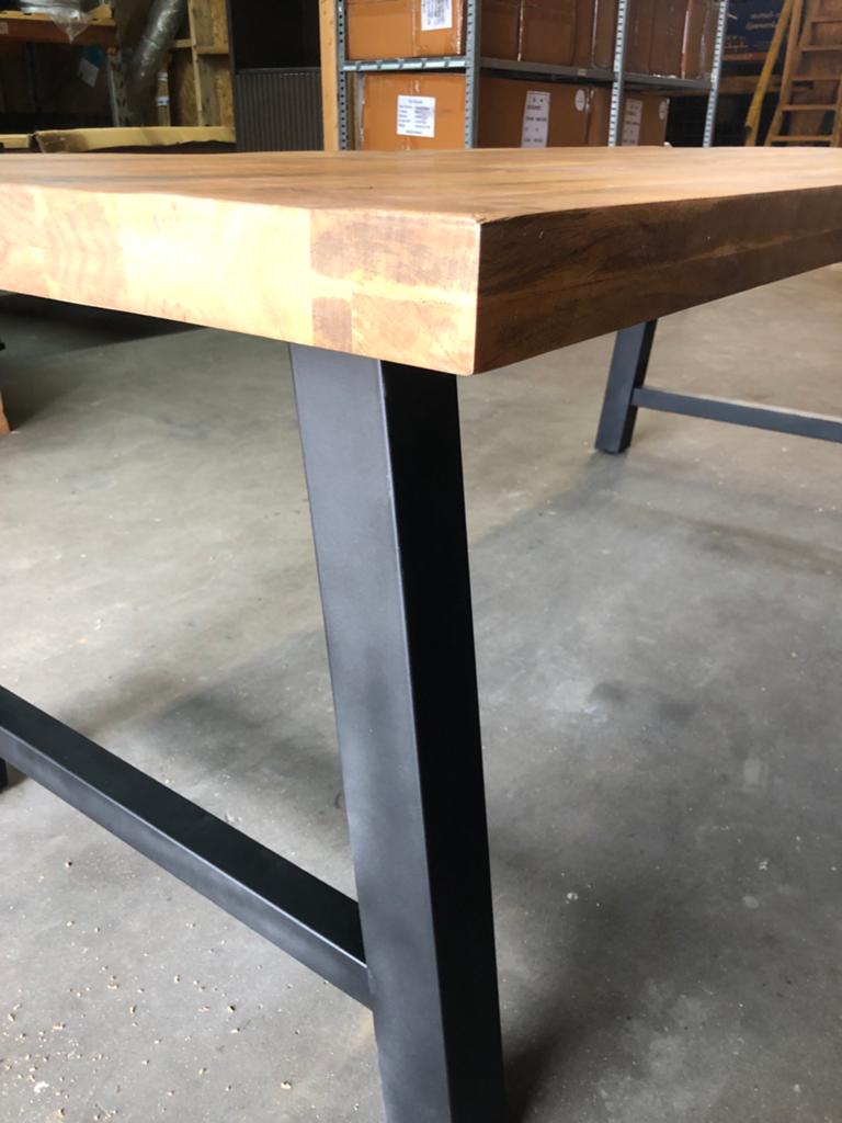 Nieuwe massief Mango eettafel 220x100cm met stalen poten., Huis en Inrichting, Tafels | Eettafels, 100 tot 150 cm, ., Vijf personen of meer