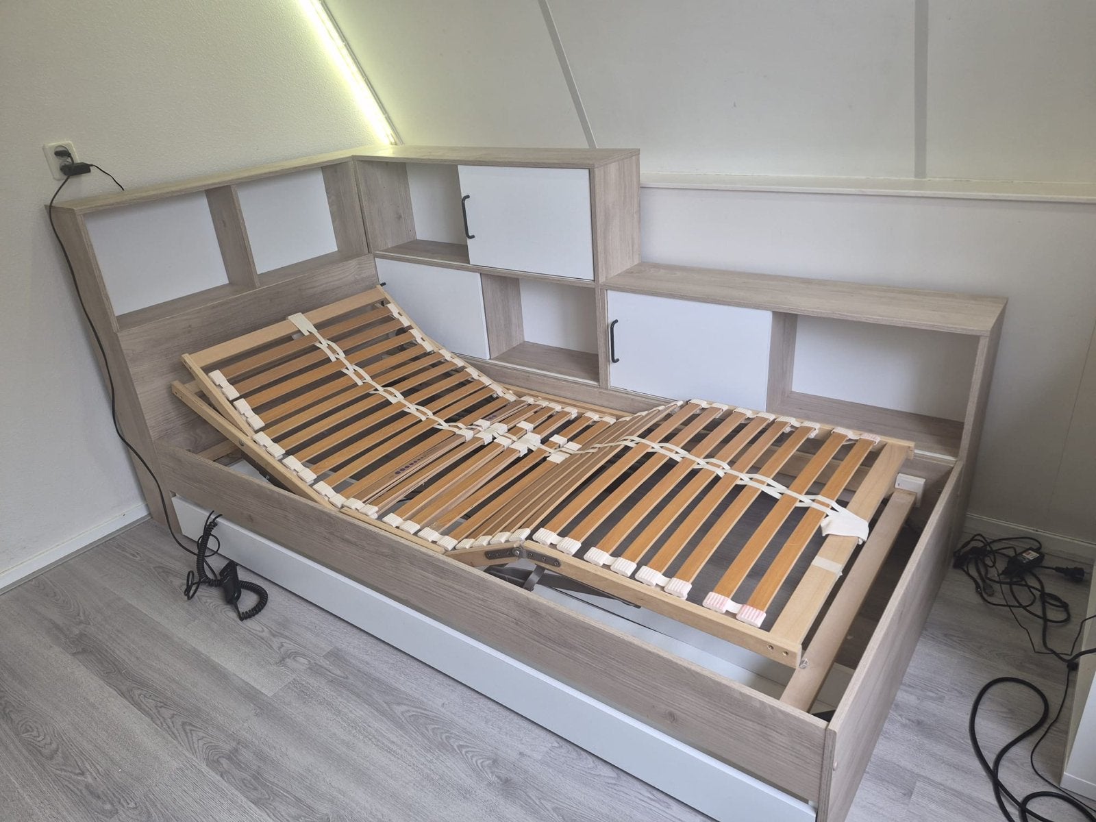 Eenpersoonsbed met opbergruimte en verstelbare lattenbodem, Ophalen, 120 cm, Hout, 220 cm