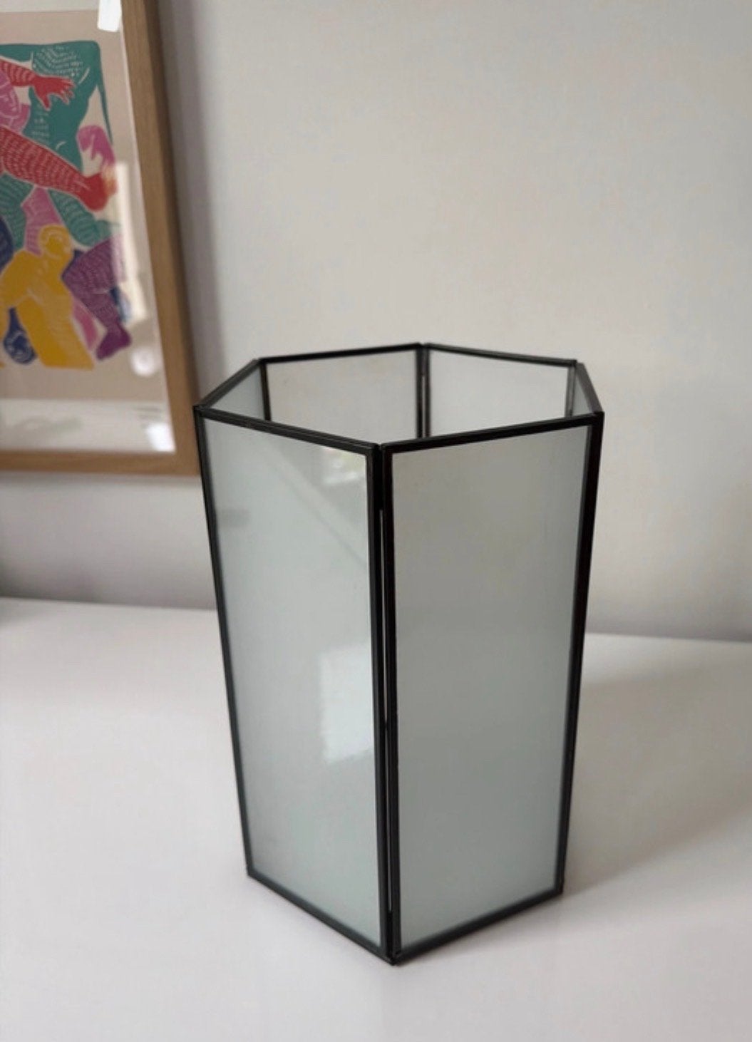 Zeshoekige glazen vaas/windlicht met zwarte rand, Huis en Inrichting, Woonaccessoires | Vazen, Zwart, Ophalen of Verzenden, Minder dan 50 cm