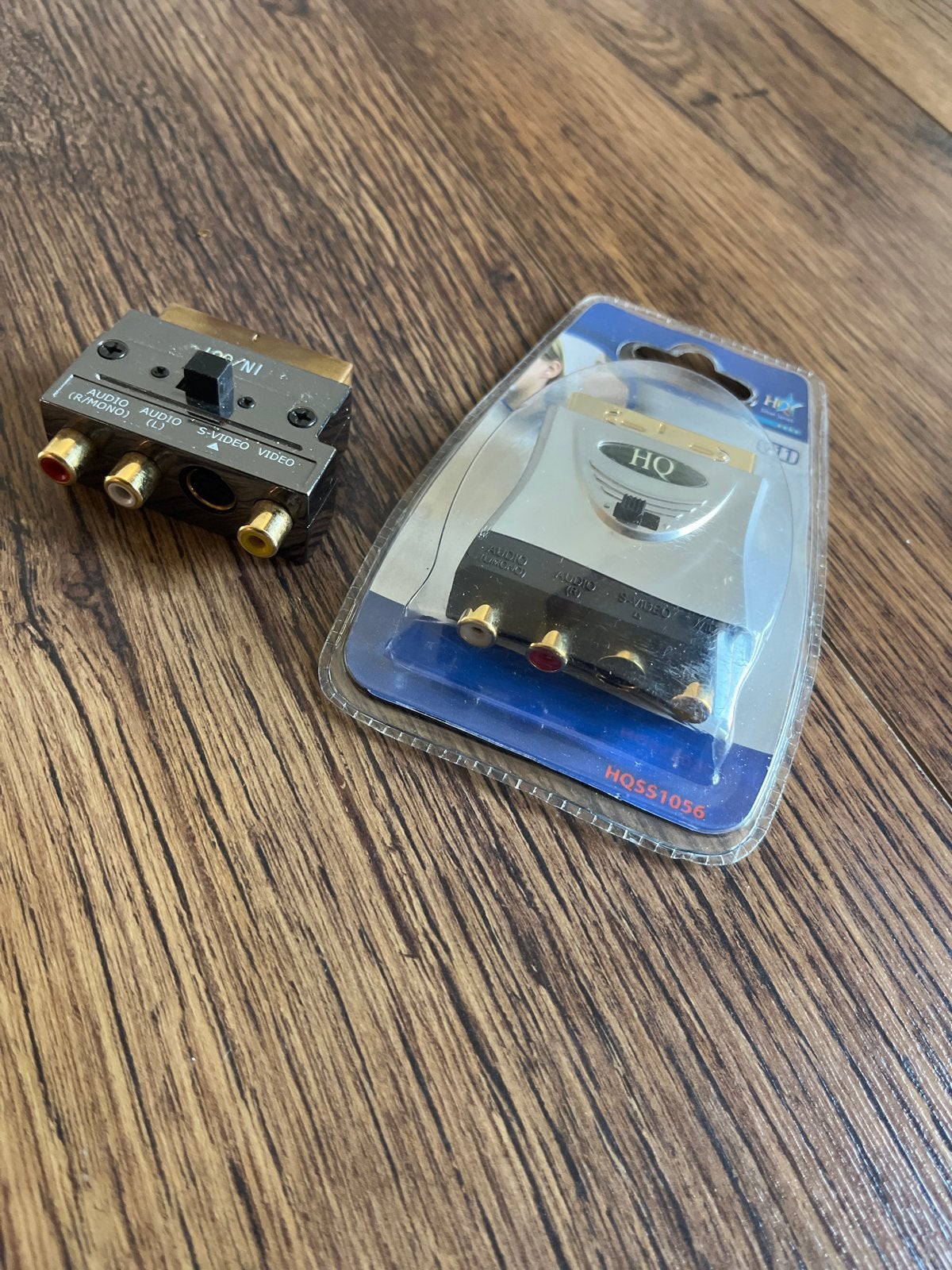 Scart naar 3x RCA / S-VHS adapter met schakelaar, Audio, Tv en Foto, Audiokabels en Televisiekabels, Ophalen of Verzenden, Nieuw