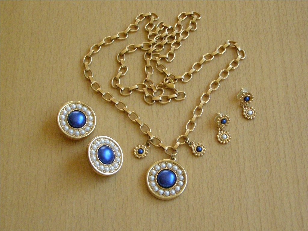 Liz Claiborne Ketting & Oorclips/Oorstekers Set - Uniek, Kunststof, Gebruikt, Blauw, Ophalen of Verzenden