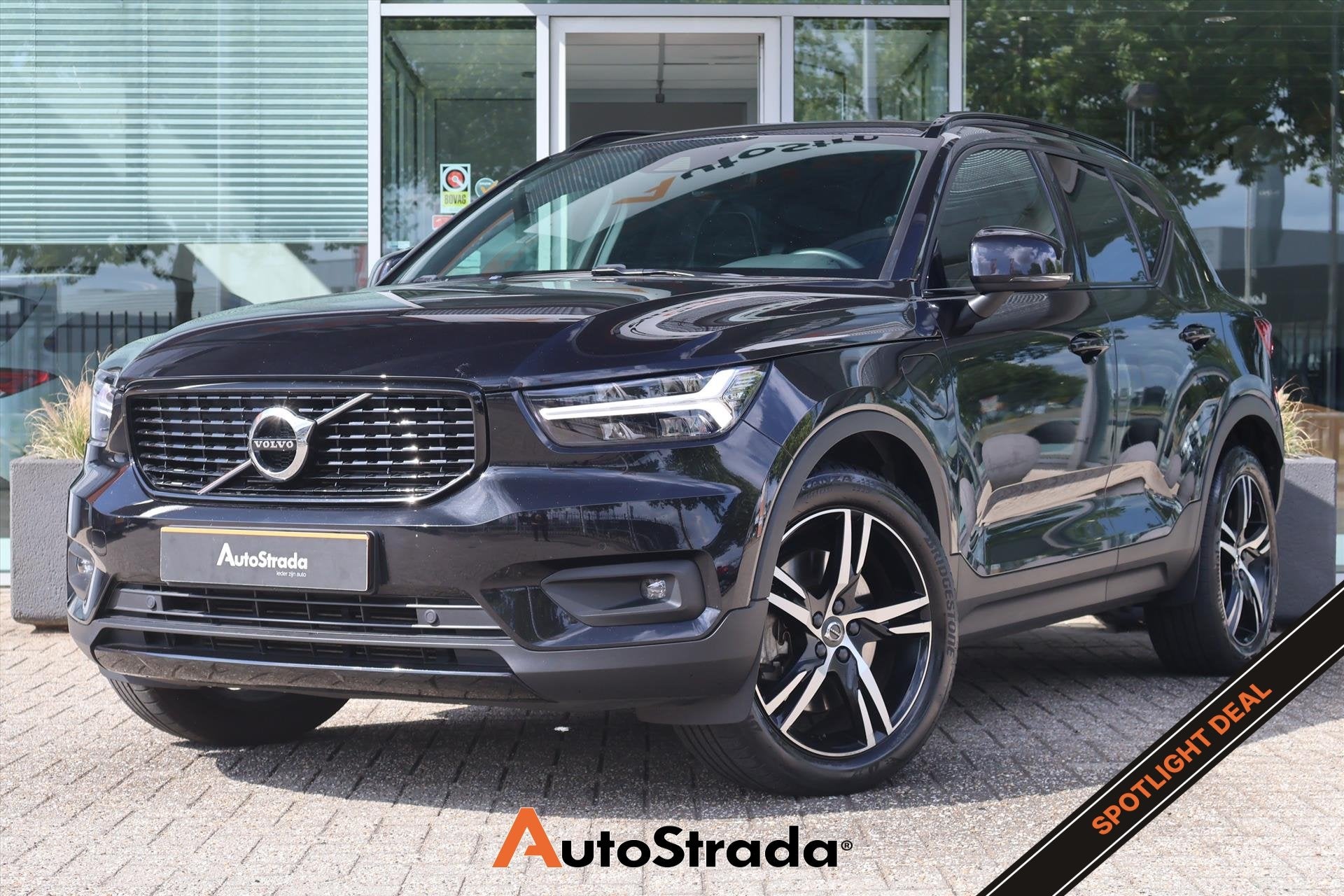 Volvo Xc40 T5 Twin Engine R-DESIGN 262pk I Navi I Camera I C, Auto's, Met garantie (alle), 179 pk, Zwart, Bedrijf