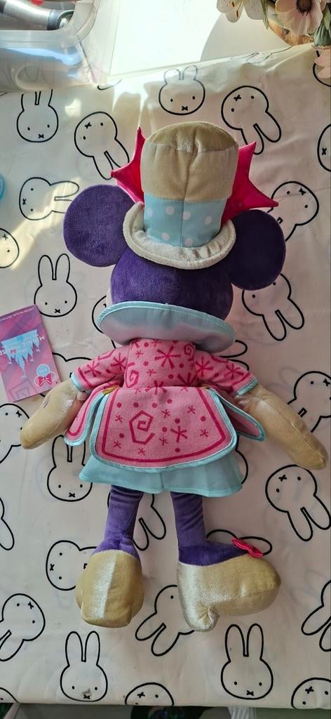 Nieuwe Minnie Mouse knuffel - Alice in Wonderland thema, Verzamelen, Disney, Ophalen of Verzenden, Nieuw