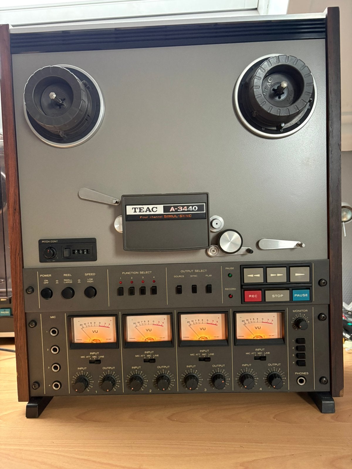 TEAC A 3440 4 sporen bandrecorder, Ophalen, Bandrecorder, Met stofkap