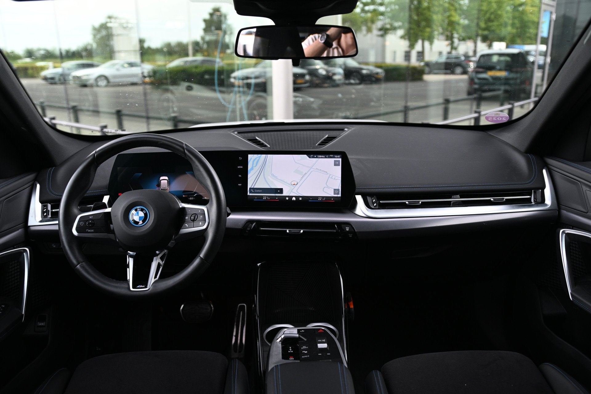 BMW iX1 eDrive20 M Sport / Sportstoelen / Achteruitrijcamera, Auto's, Dealer onderhouden, Gebruikt, Met garantie (alle), 24 min
