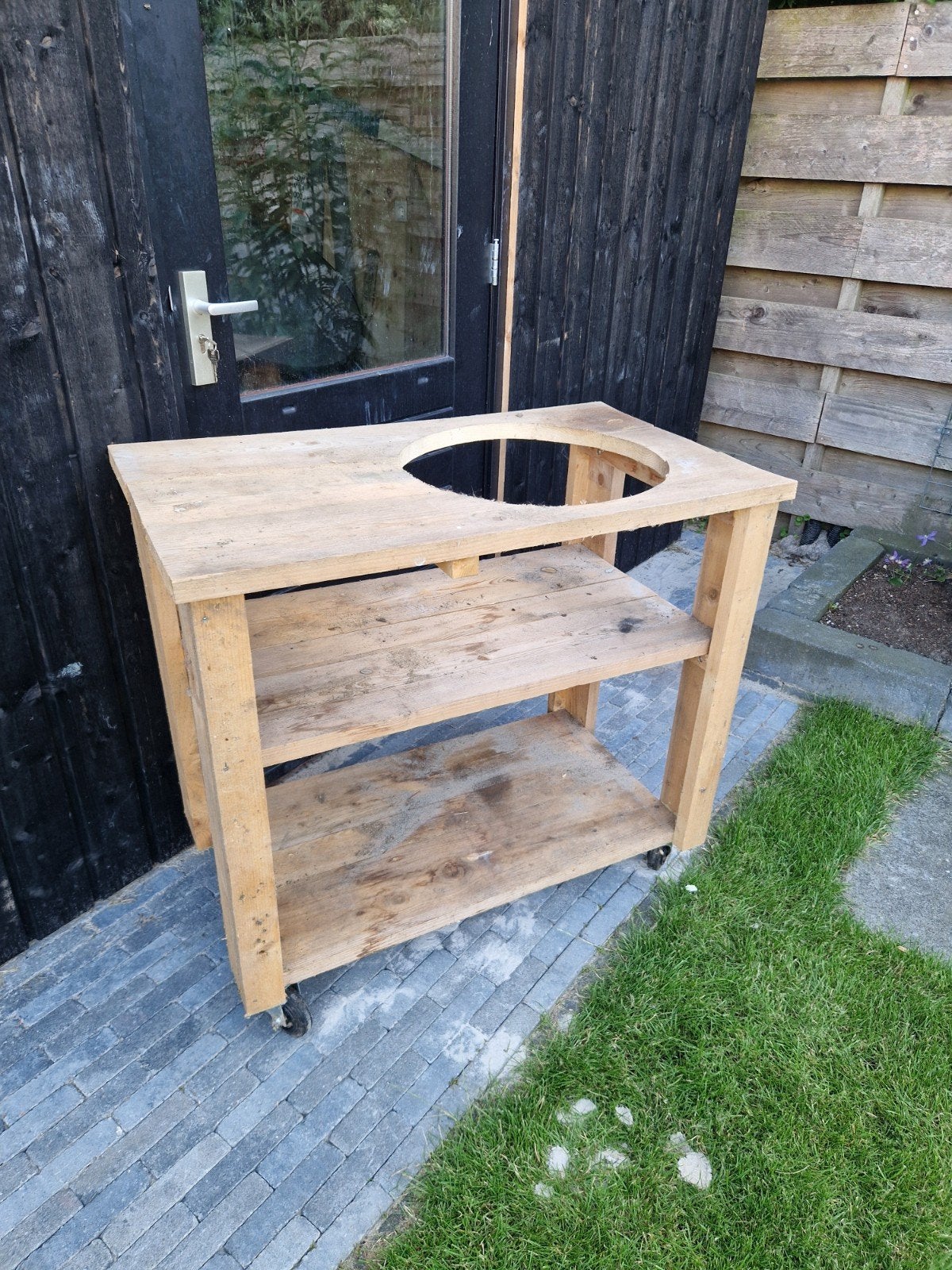 Robuuste houten BBQ tafel op wielen, Tuin en Terras, Buitenkeukens, Ophalen, Houtskool