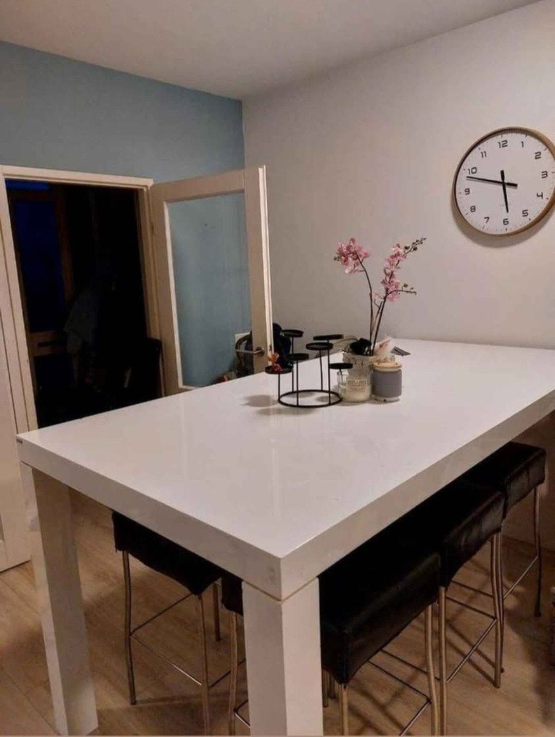 Grote witte bartafel met 6 barkrukken - stevig en stijlvol, Huis en Inrichting, Tafels | Eettafels, Ophalen, Overige materialen