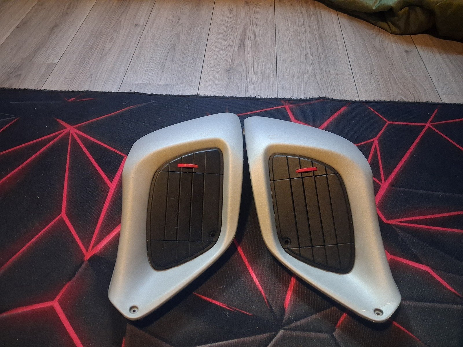 gilera runner Radiateurkapset Grijs met Roosters Origineel, Ophalen of Verzenden, Zo goed als nieuw, Kap, Gilera