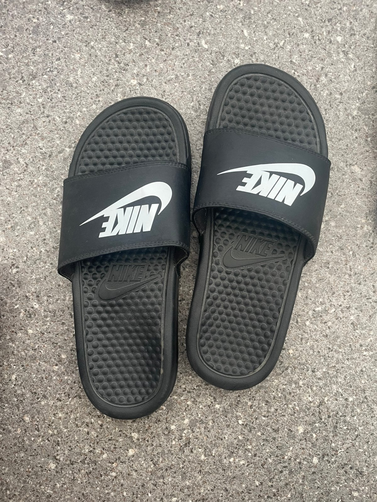 Slippers nike 38.5 zwart 5 euro ophalen, Ophalen, Overige maten, Zwart