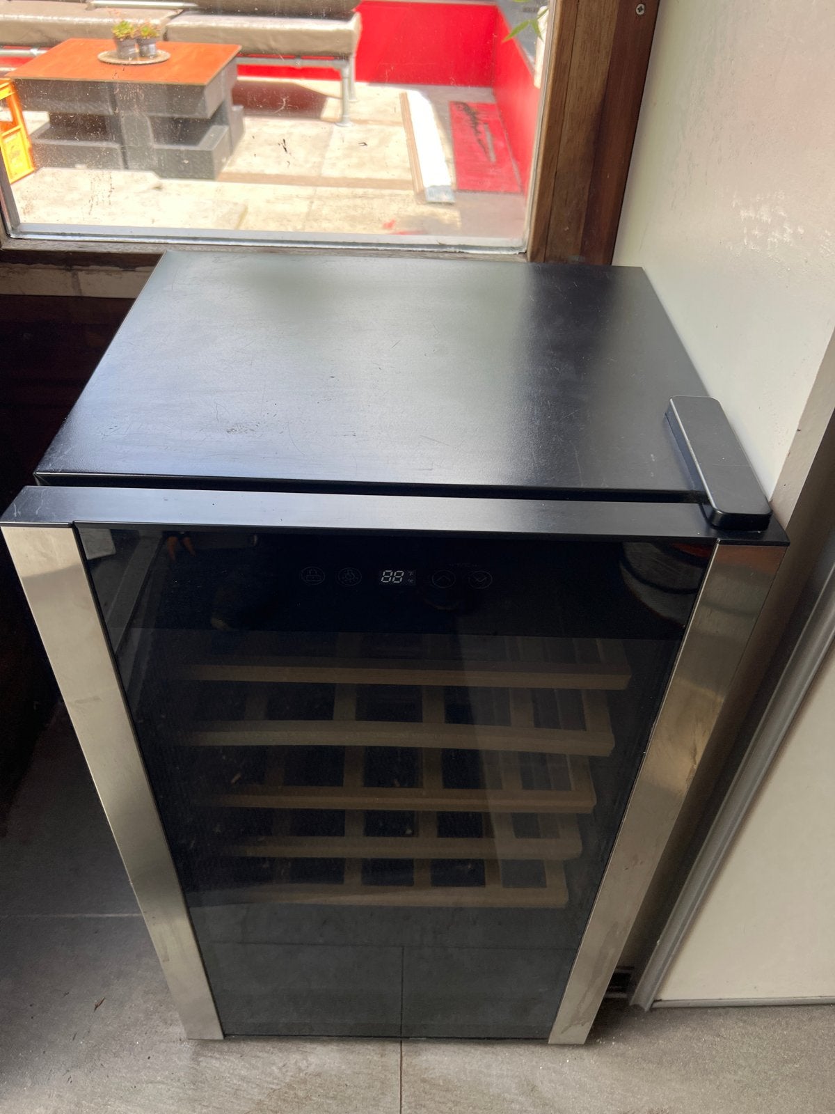 Wijnkoelkast met glazen deur en temperatuurdisplay, 85 tot 120 cm, Ophalen of Verzenden, Minder dan 75 liter, 45 tot 60 cm
