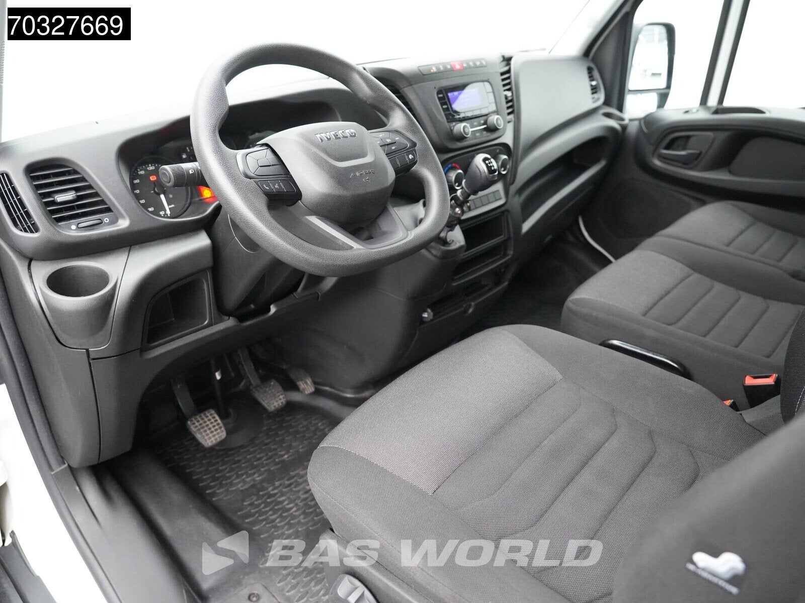 Iveco Daily 35C16 3.0L Laadklep Dubbellucht Bakwagen 160PK M, Auto's, Stof, Gebruikt, Euro 6, 4 cilinders