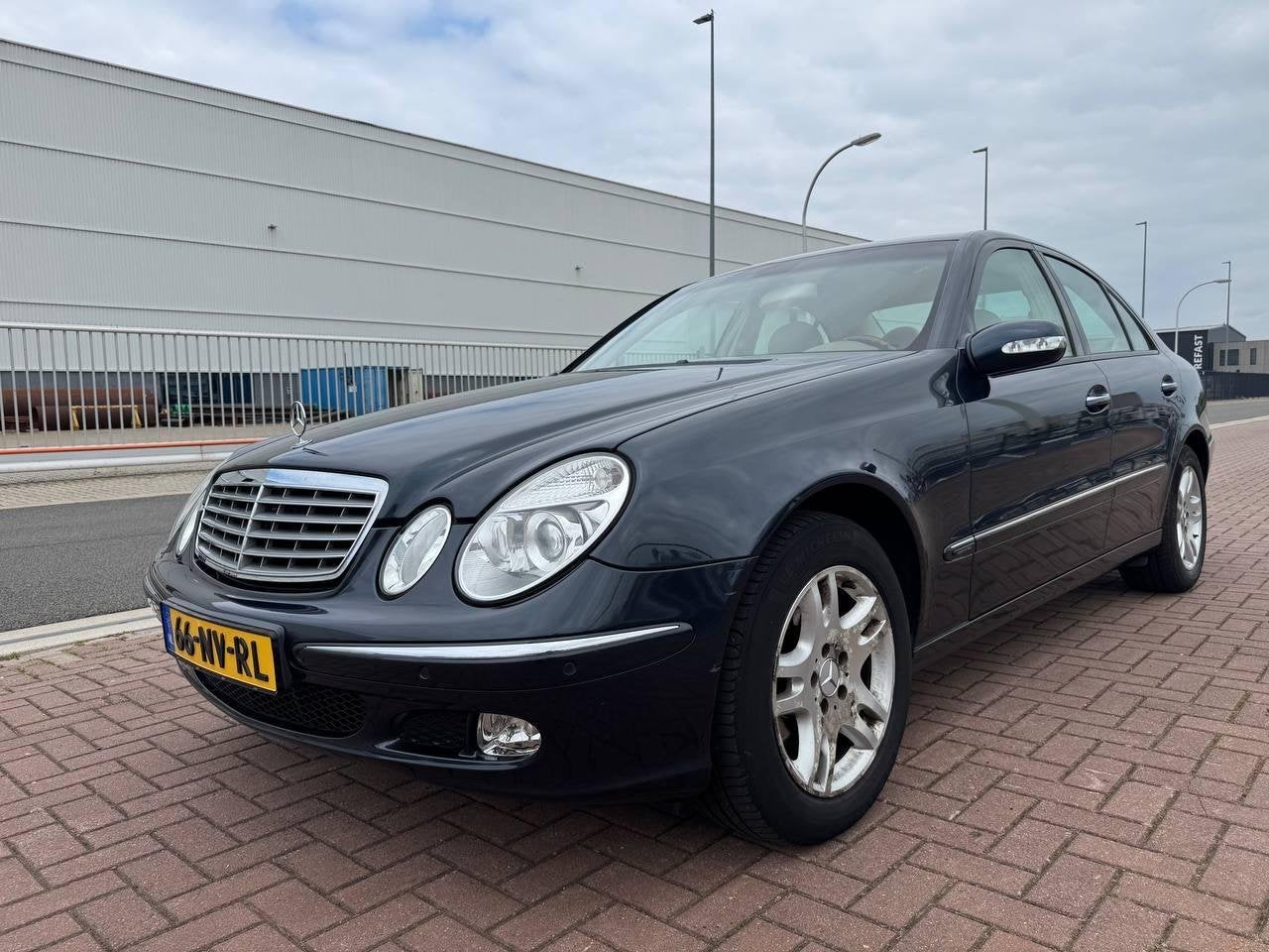 Mercedes-Benz E-klasse 200 K. Elegance /Airco/Cruise/Leder, Auto's, Automaat, Gebruikt, 4 cilinders, 1505 kg
