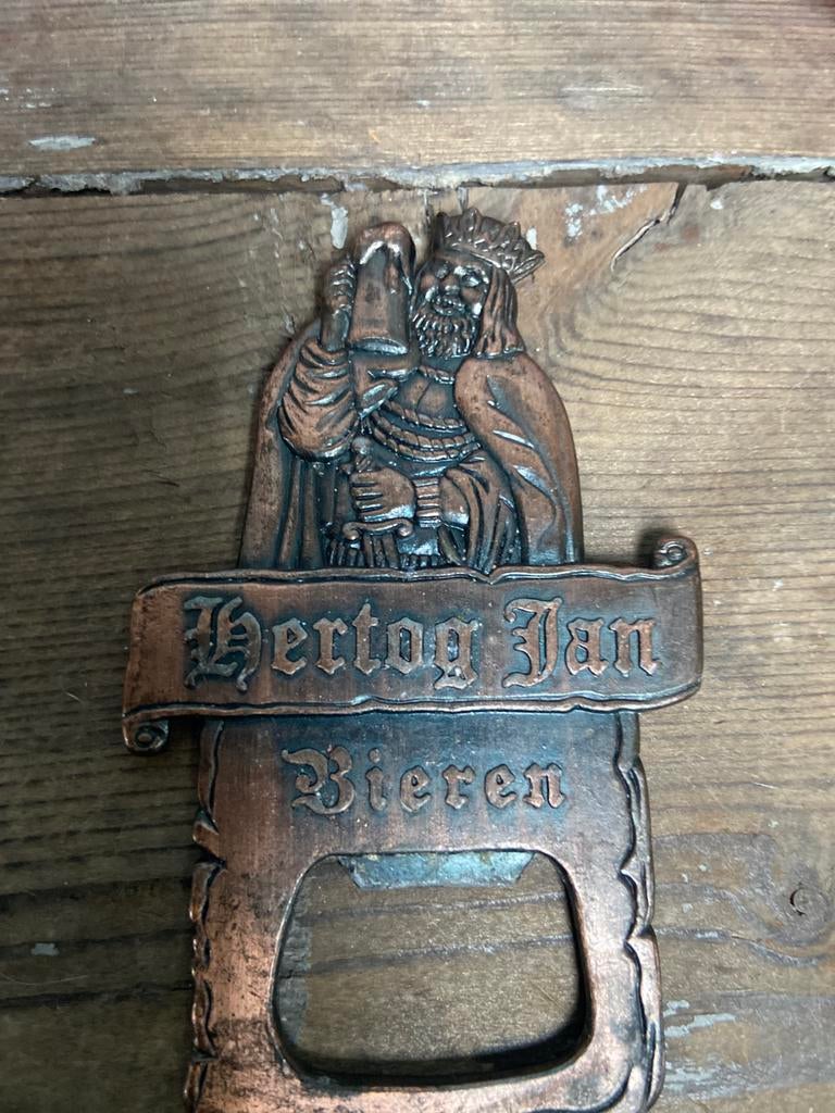 Metalen Hertog Jan flesopener bronslook, Verzamelen, Biermerken, Ophalen of Verzenden, Gebruikt, Flesopener, Hertog Jan