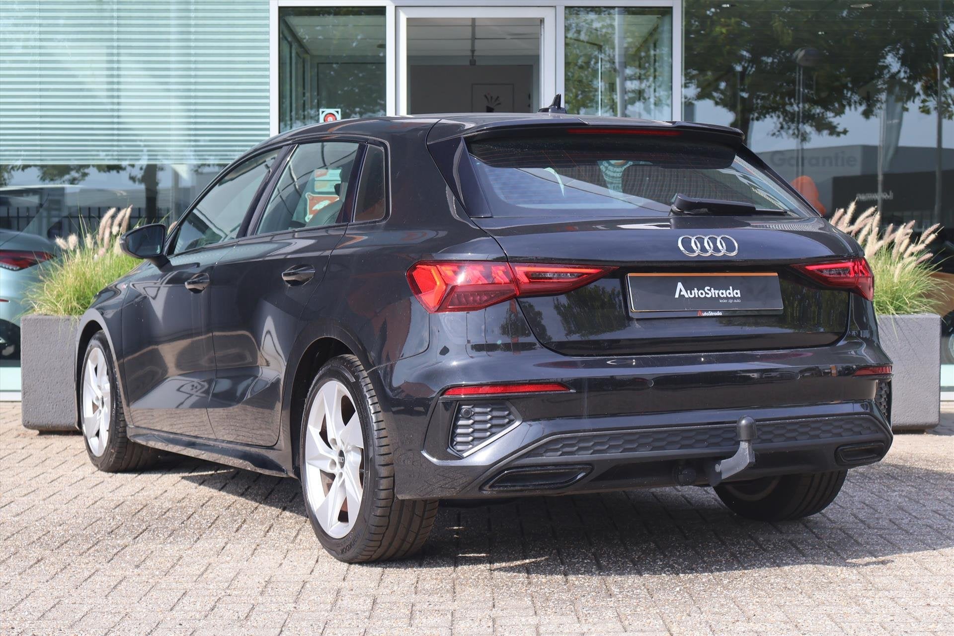 Audi A3 Sportback 35 S-Line TFSI 150pk | Navi | Trekhaak | R, Auto's, 4 cilinders, Zwart, Bedrijf, 690 kg
