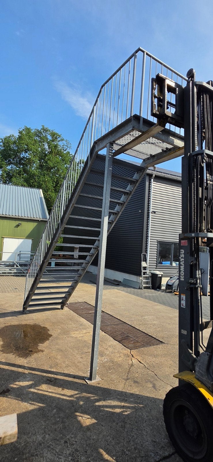 stalen trap met bordes gegalv. hoog 3,8mtr. nor137, Ophalen, Zo goed als nieuw, 2 tot 4 meter